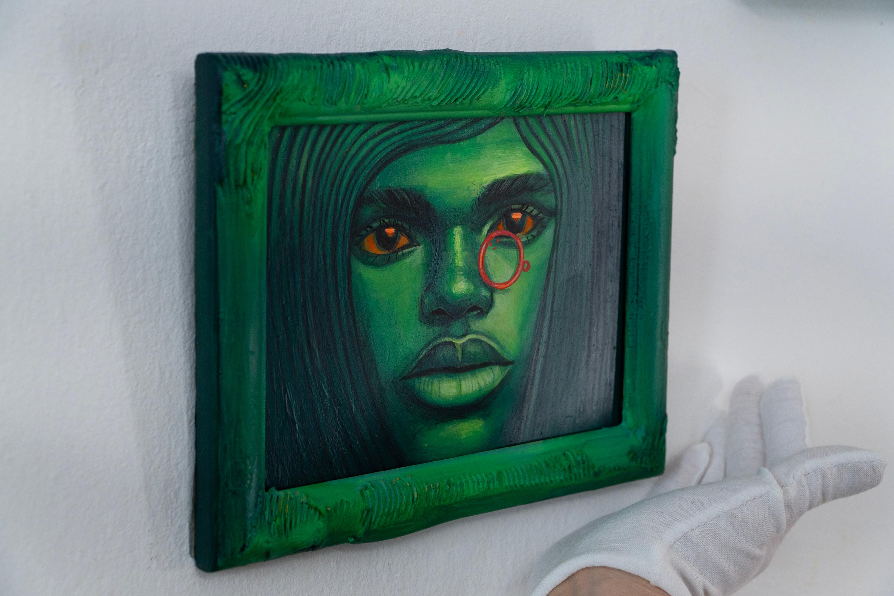 Ritratto verde vibrante con monocolo rosso e sguardo intenso - Cloni di antenati #17 in vendita 2