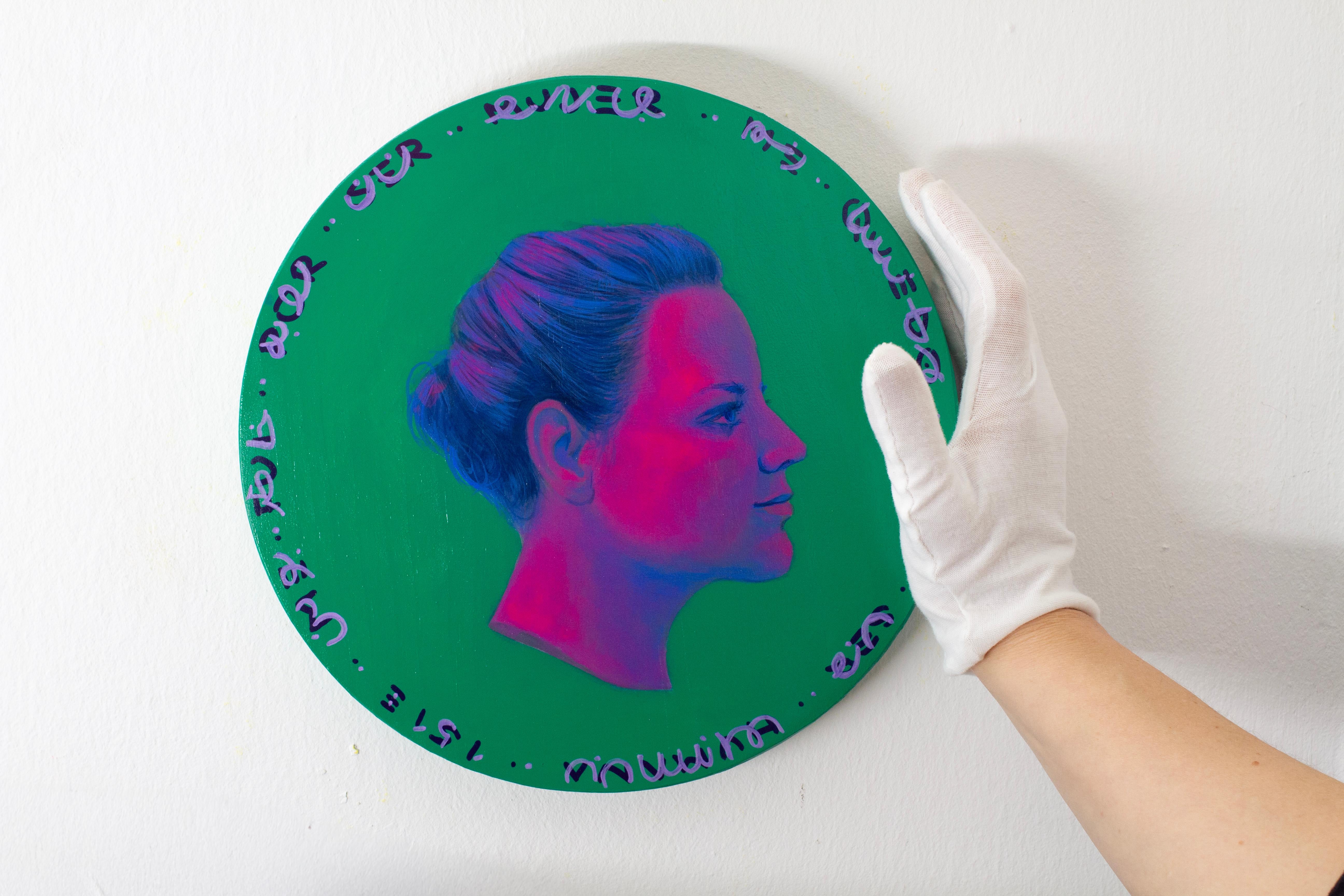 Retrato redondo verde con texto grabado, acrílico sobre madera. Moneda nº 268 en venta 2