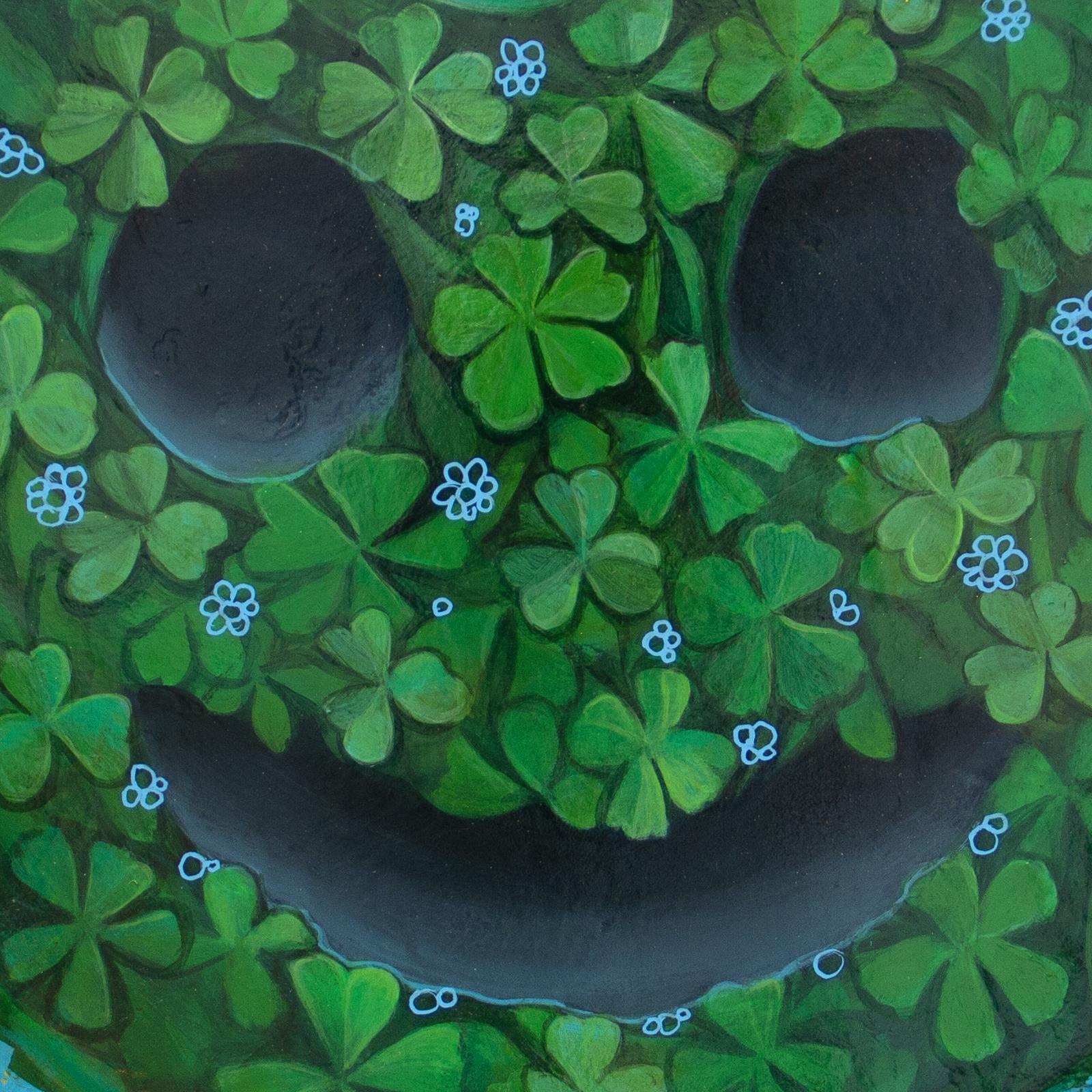 Lucky Green - Sculpture murale botanique souriante en bois de chêne liège récupéré - Painting de Natasha Lelenco