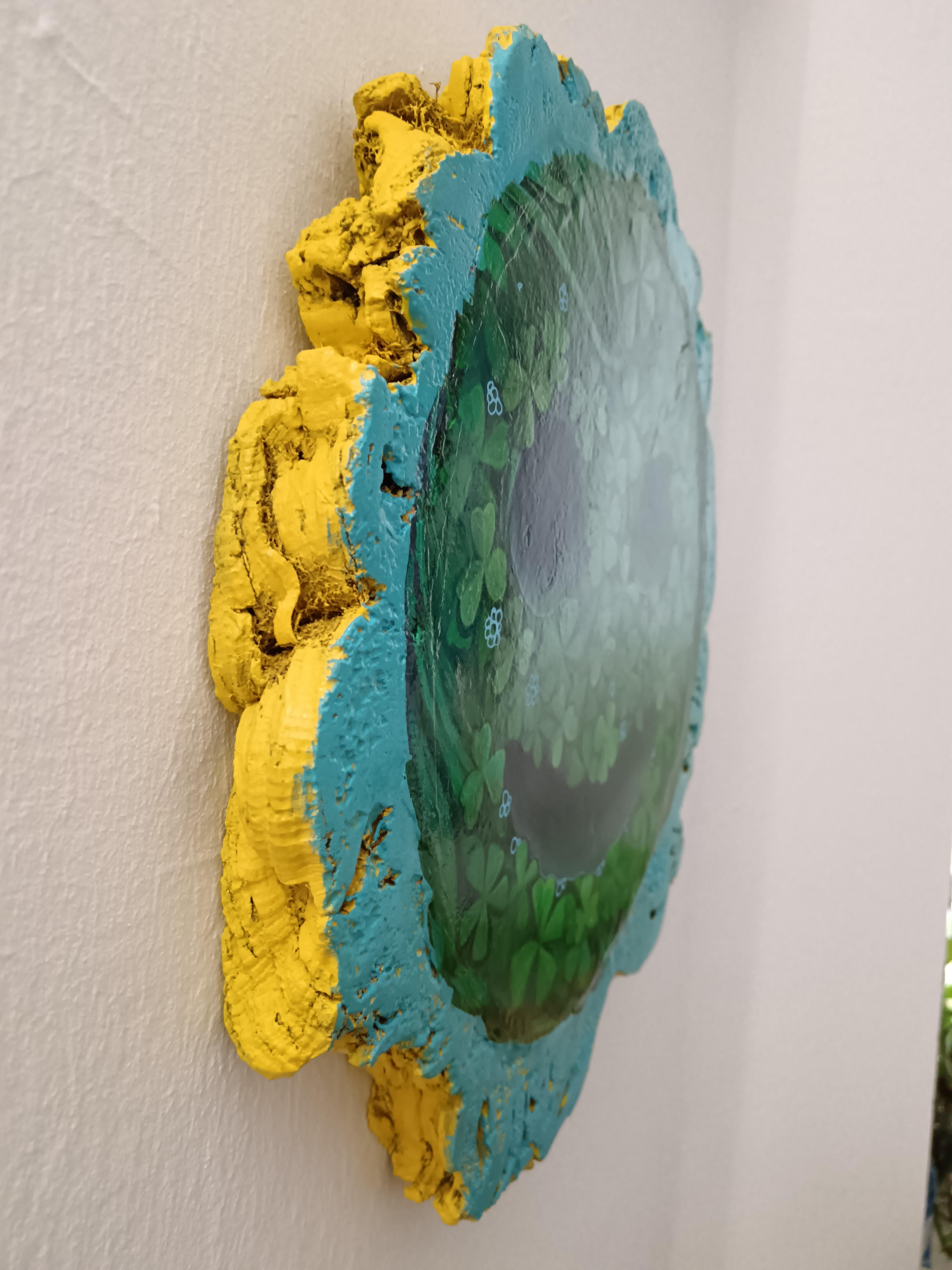 Lucky Green - Sculpture murale botanique souriante en bois de chêne liège récupéré - Bleu Still-Life Painting par Natasha Lelenco