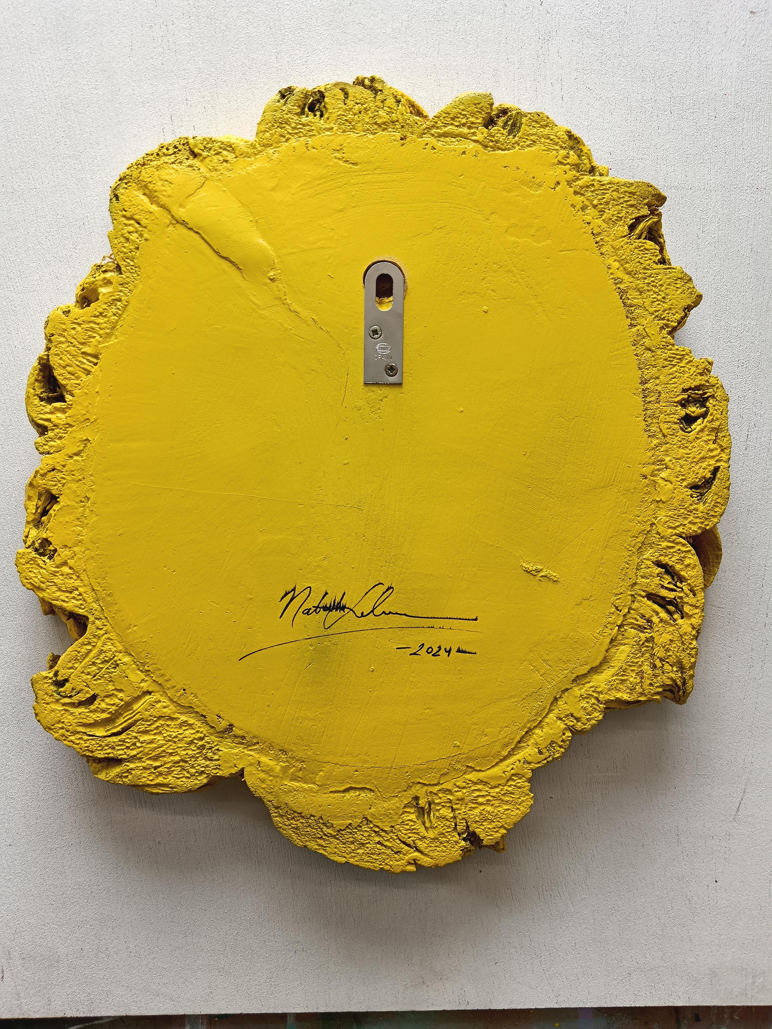 Cette sculpture murale artisanale, fabriquée à partir de bois de chêne-liège récupéré, présente un sourire radieux composé de trèfles et de feuillages méticuleusement disposés. Le jeu des verts profonds avec de délicats détails floraux bleus