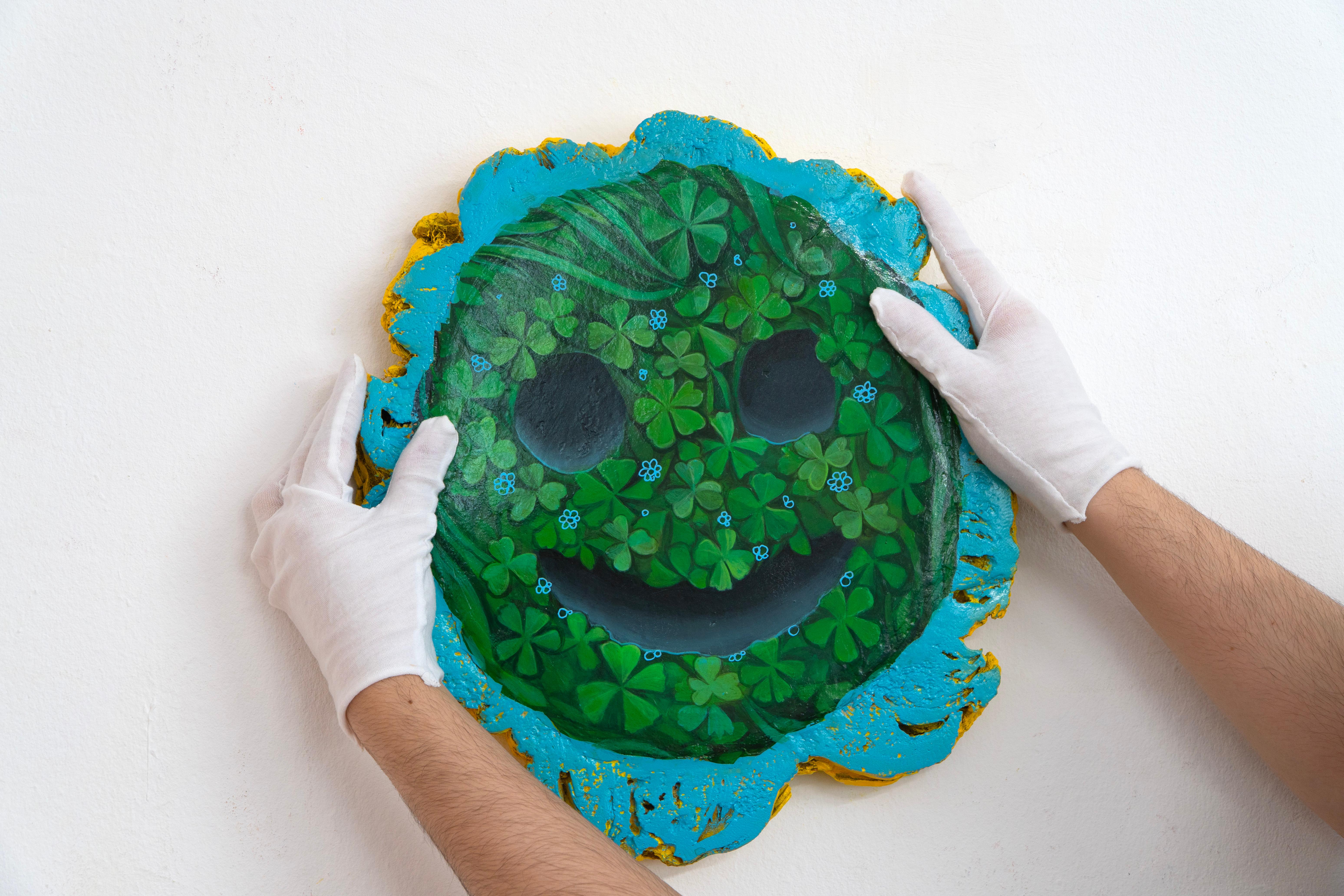 Lucky Green - Sculpture murale botanique souriante en bois de chêne liège récupéré en vente 1