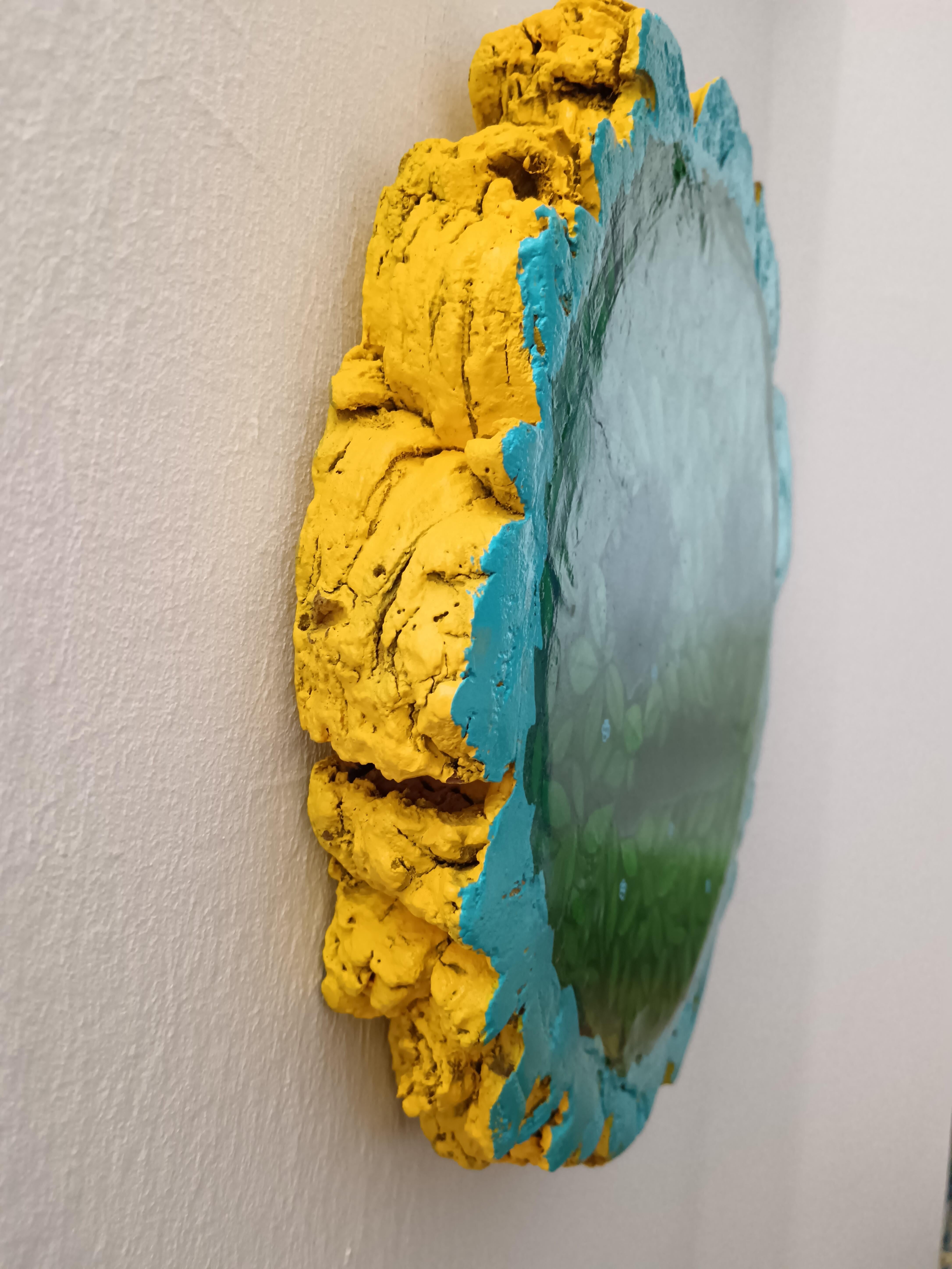Emoticono Doloroso - Escultura de pared orgánica original pintada a mano con follaje - Still-Life Painting Verde de Natasha Lelenco