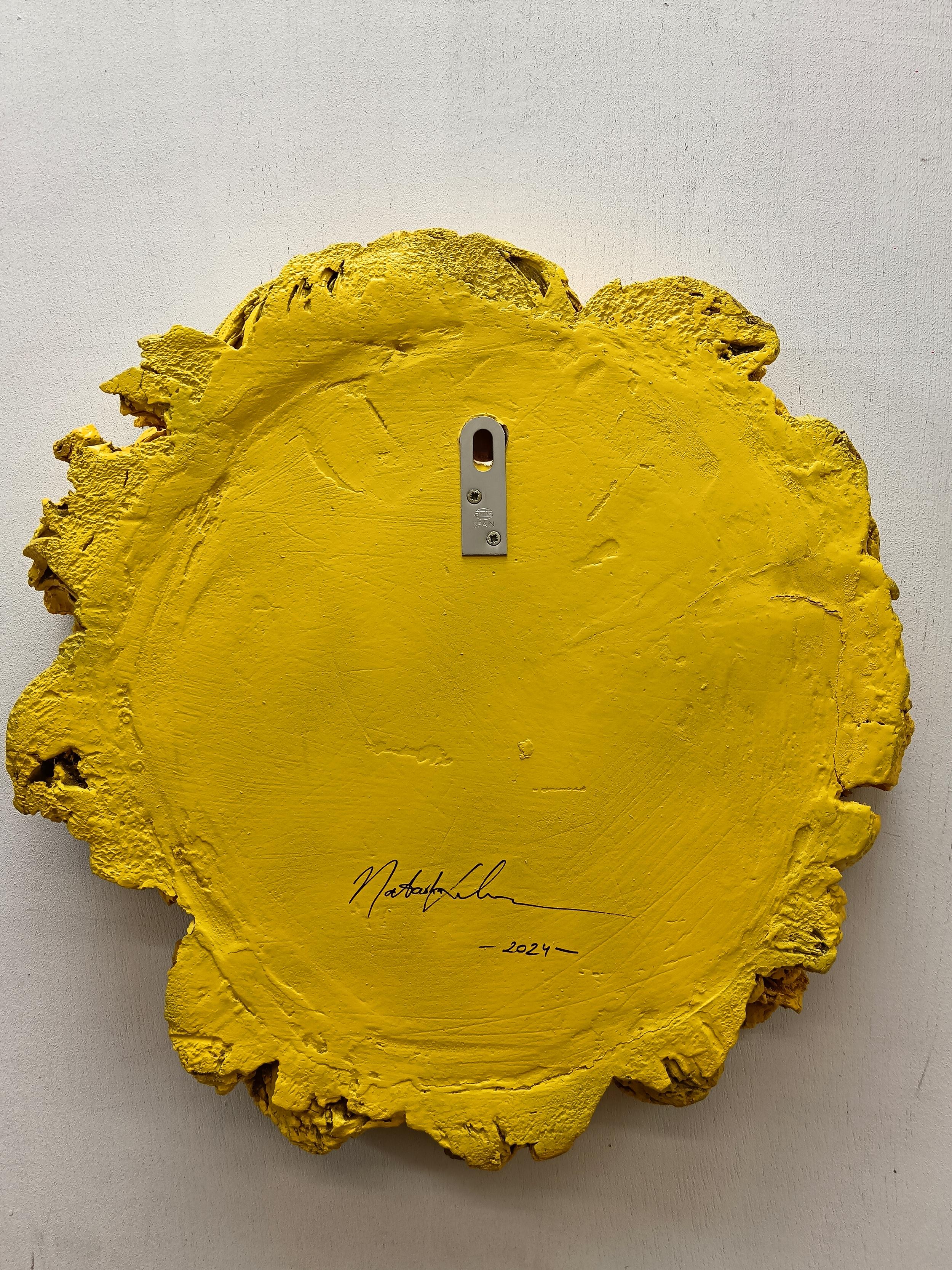 Esta singular escultura de pared mezcla materiales orgánicos con detalles pintados a mano, presentando una expresión melancólica formada por follaje verde meticulosamente dispuesto. Elaborada con madera de alcornoque recuperada, la pieza mantiene