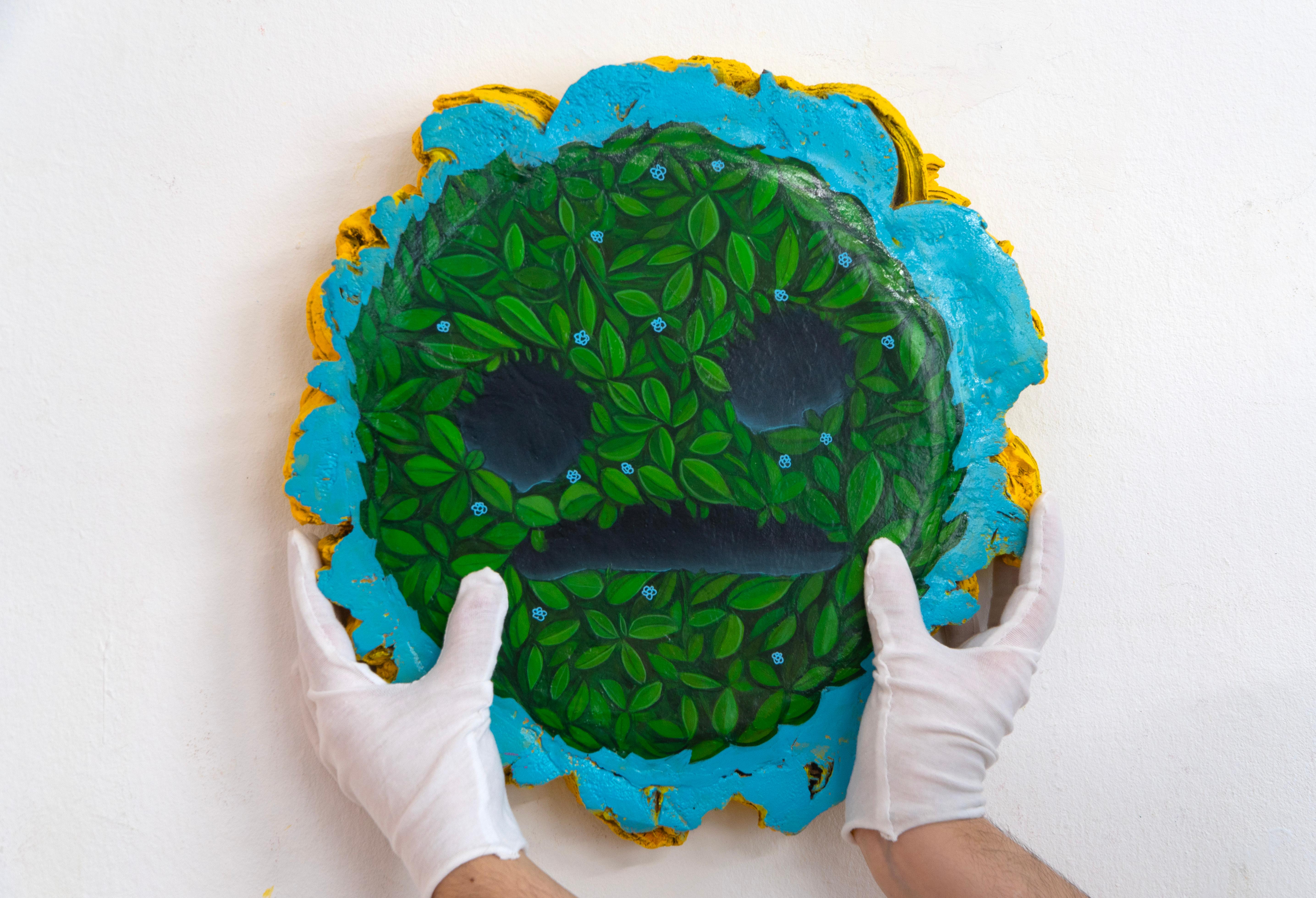 Emoticono Doloroso - Escultura de pared orgánica original pintada a mano con follaje en venta 1