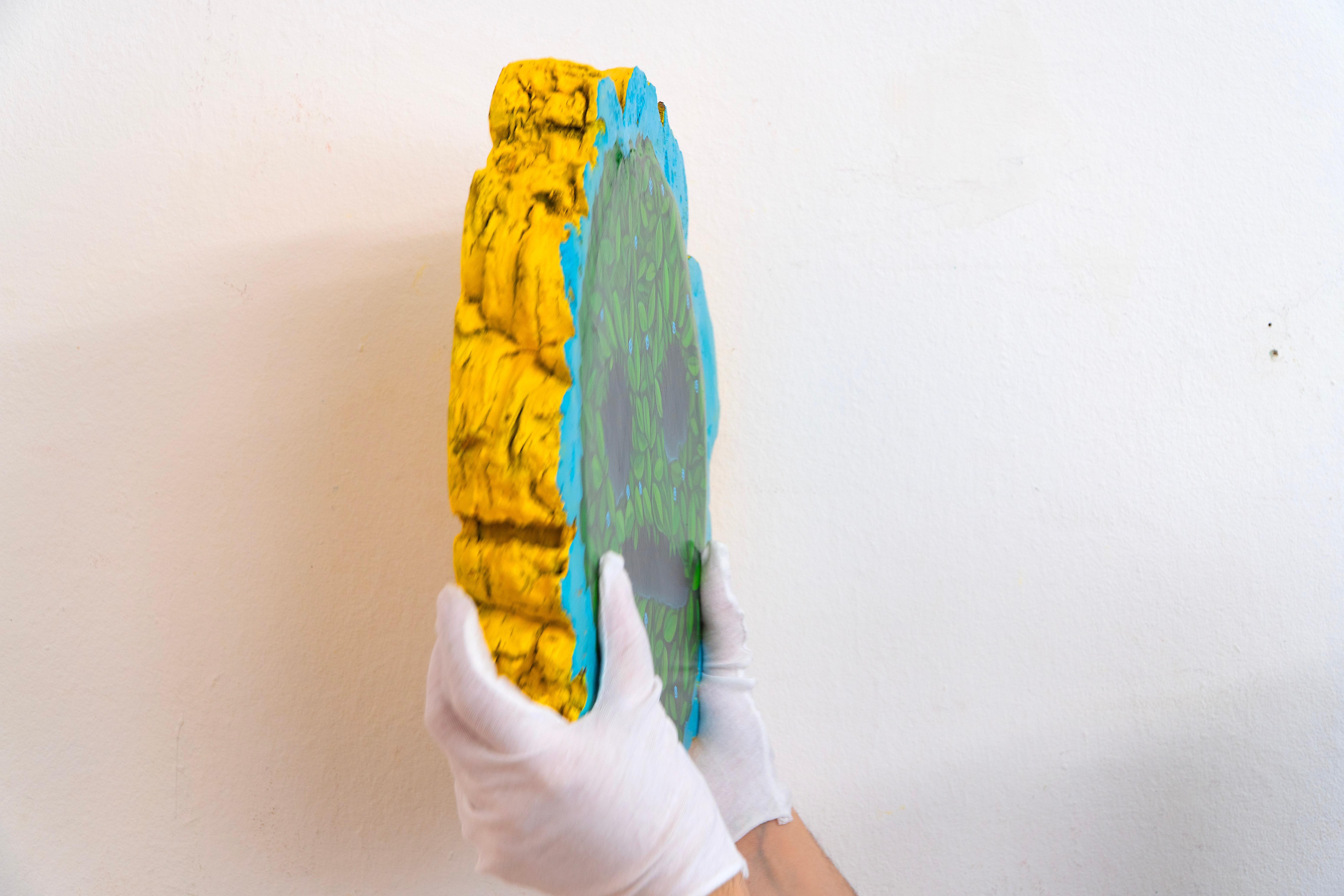 Emoticono Doloroso - Escultura de pared orgánica original pintada a mano con follaje en venta 2