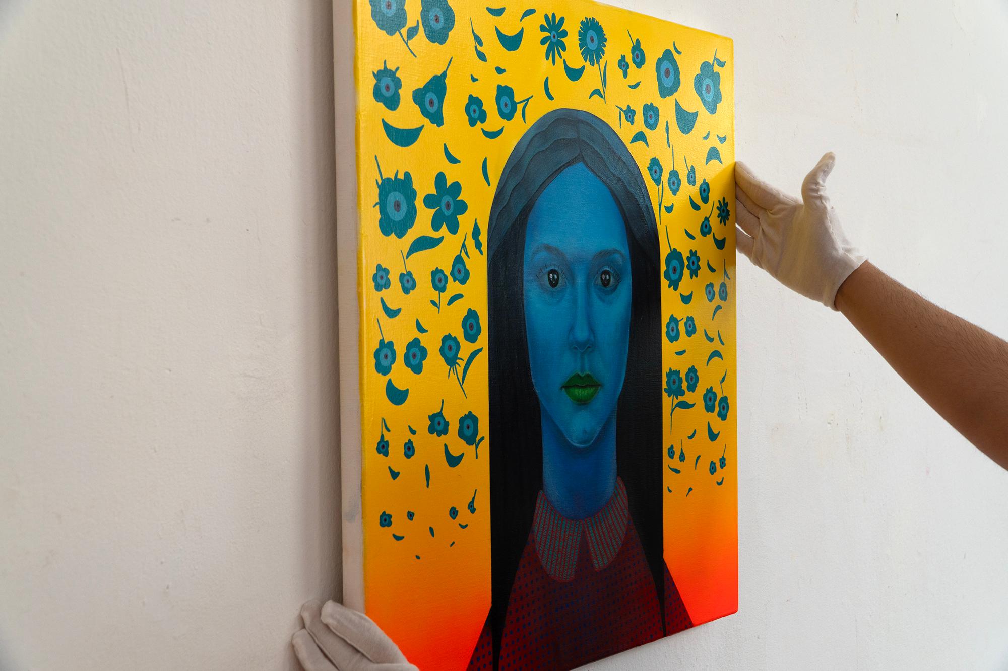 Retrato Azul Vibrante Con Motivos Florales Sobre Lienzo Amarillo, Arwork Original, 2024 en venta 5