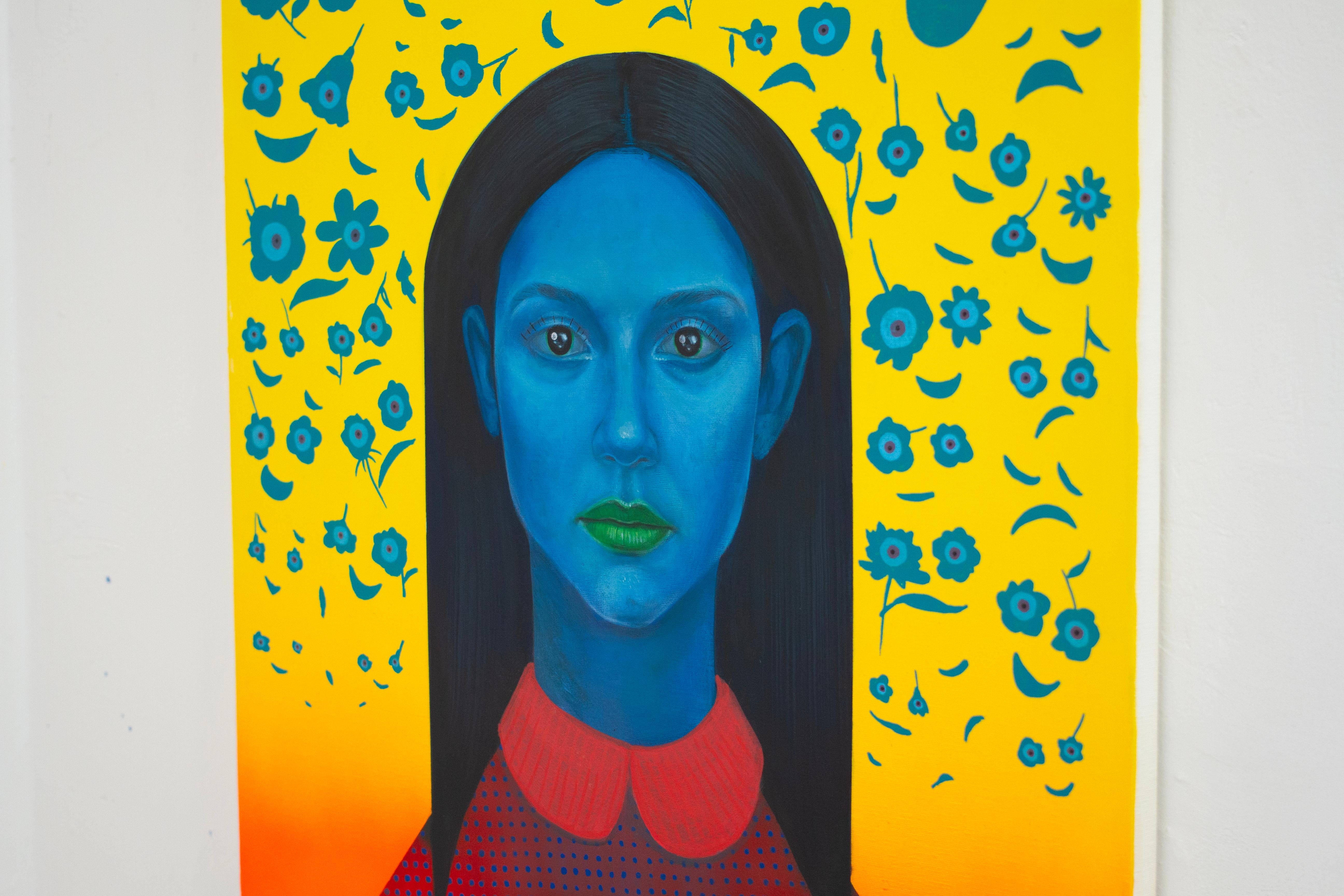 Portrait bleu vibrant avec motifs floraux sur toile jaune, œuvre d'origine, 2024 en vente 2