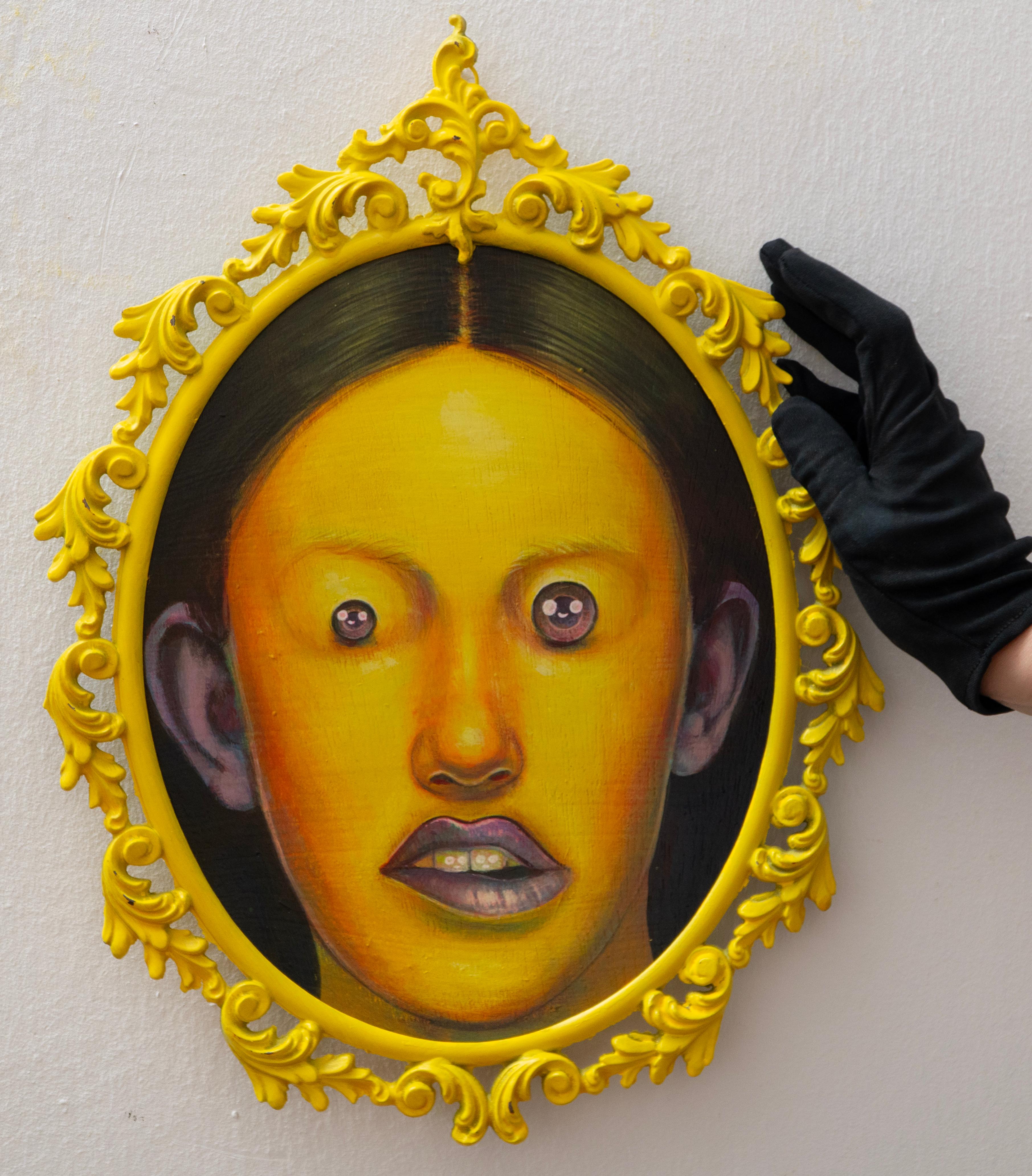 Portrait en acrylique et spray Emoji jaune avec cadre en métal jaune orné en vente 1