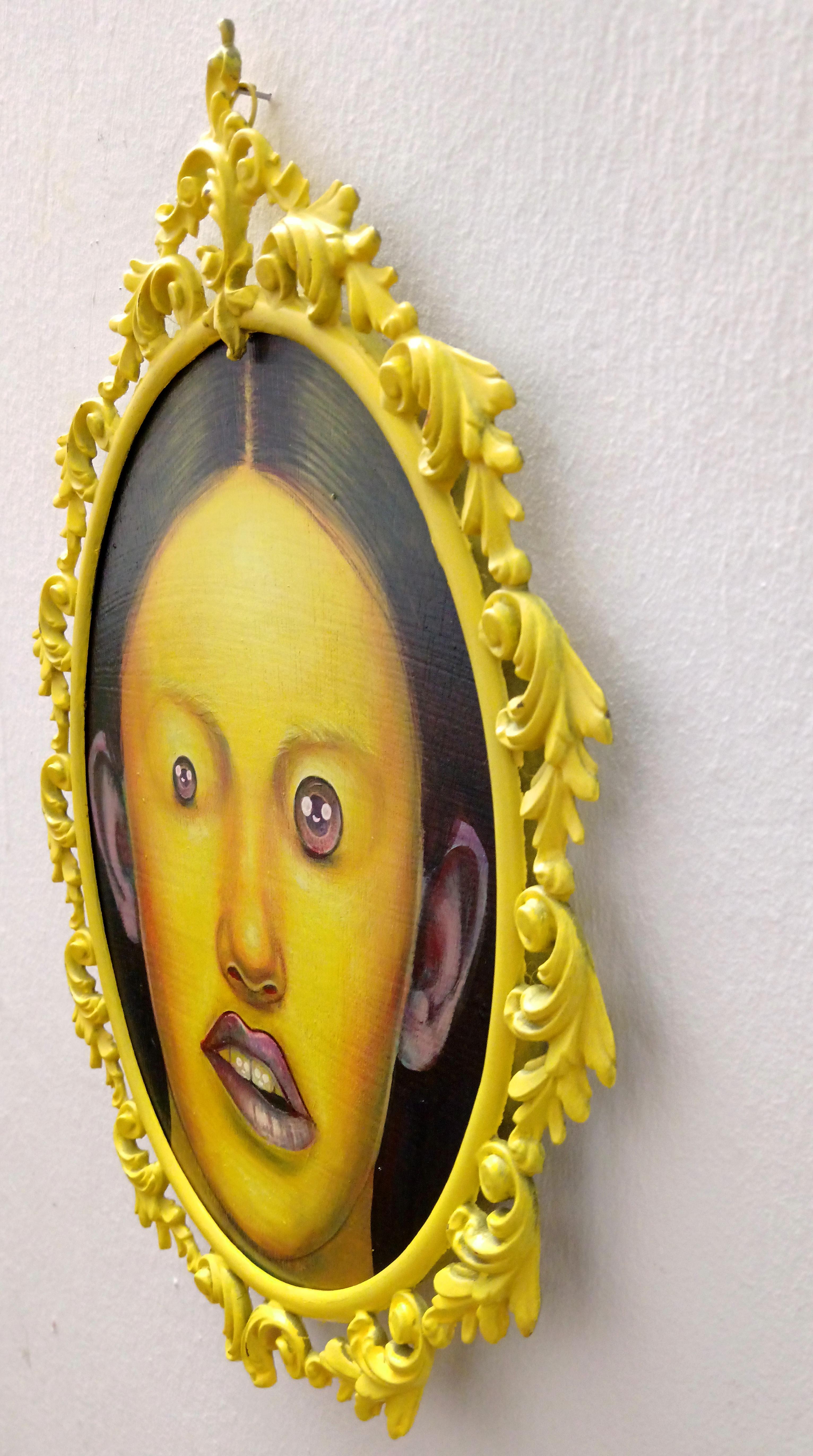 Portrait en acrylique et spray Emoji jaune avec cadre en métal jaune orné en vente 2