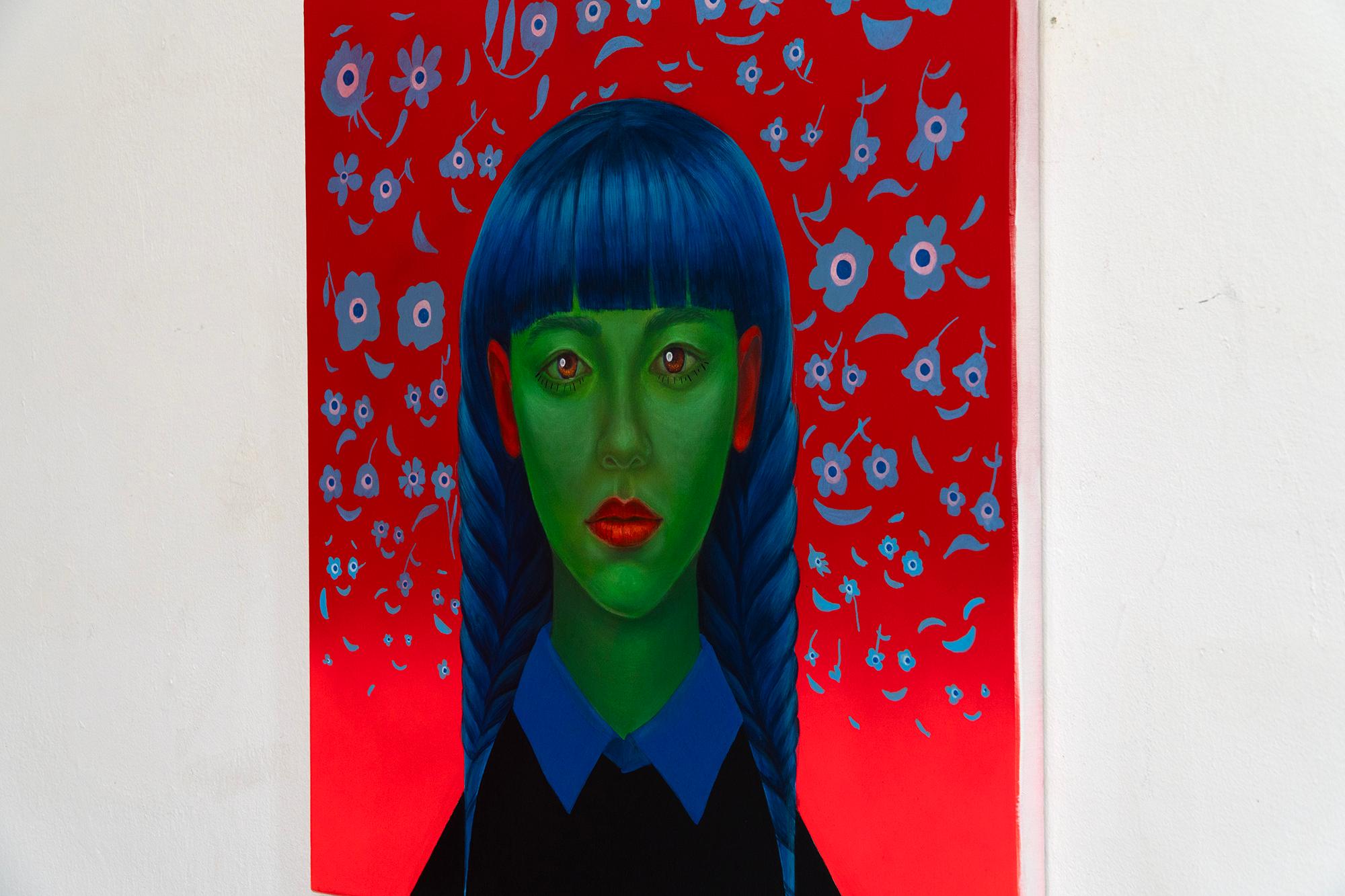 Tú eres el elegido. Retrato surrealista verde con motivos florales sobre lienzo rojo, 2024 en venta 3