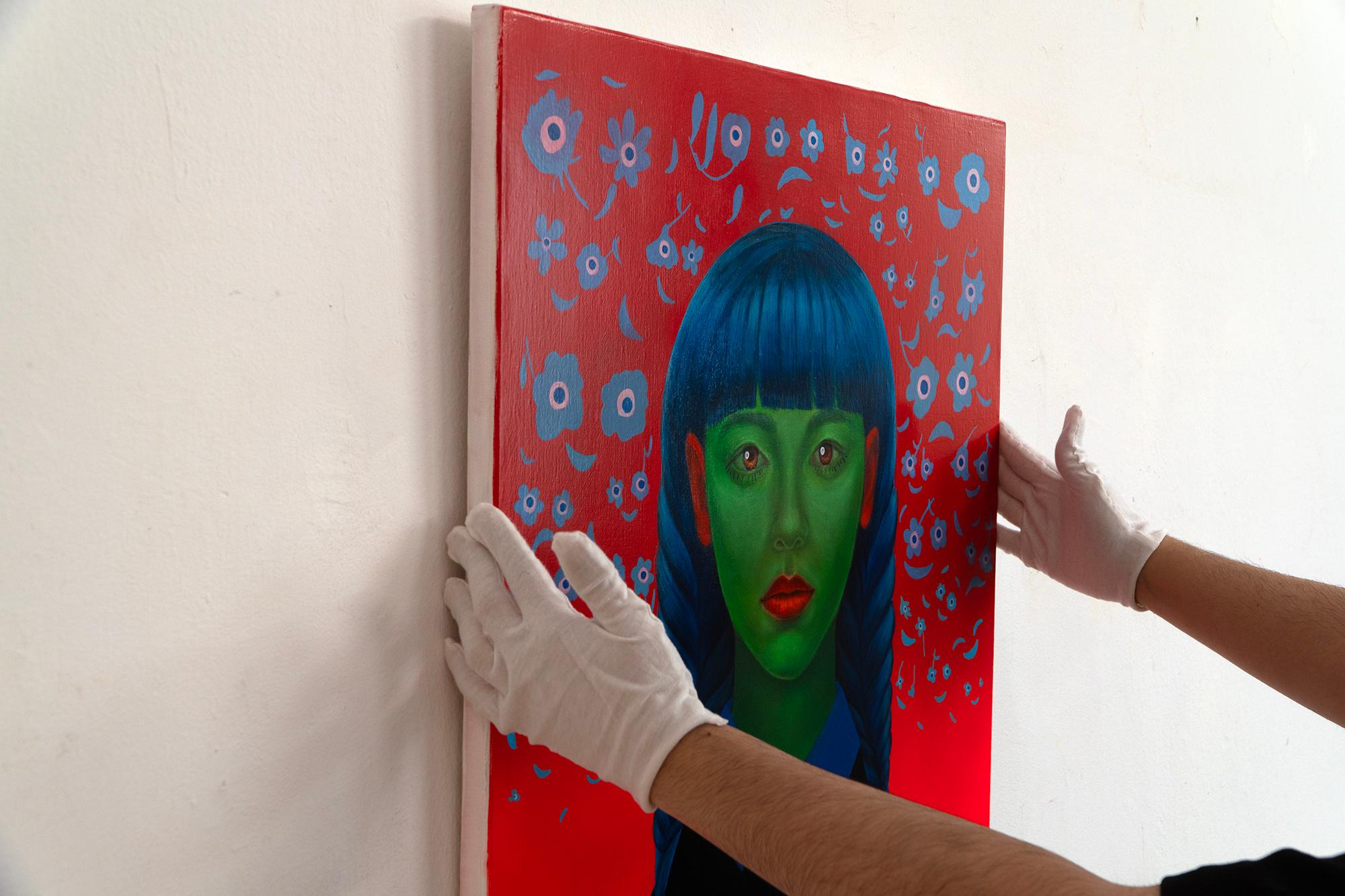Tú eres el elegido. Retrato surrealista verde con motivos florales sobre lienzo rojo, 2024 en venta 4