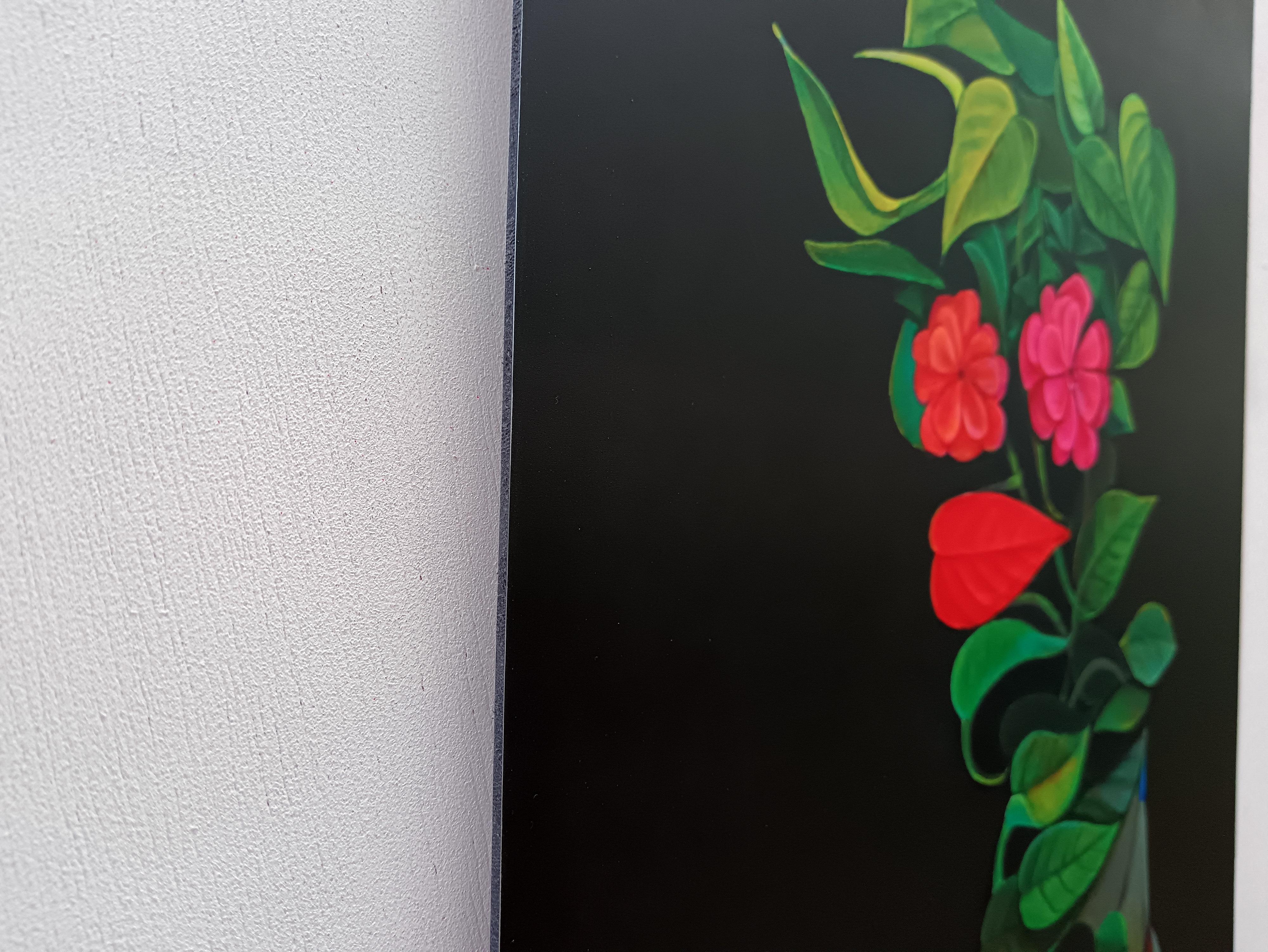 Composition florale avec des fleurs rouges et roses Biophilia. Édition limitée 25/25 - Noir Animal Print par Natasha Lelenco
