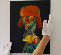 Blumenporträt mit Pelzhut auf schwarzem Hintergrund – limitierte Auflage, Dibond-Druck