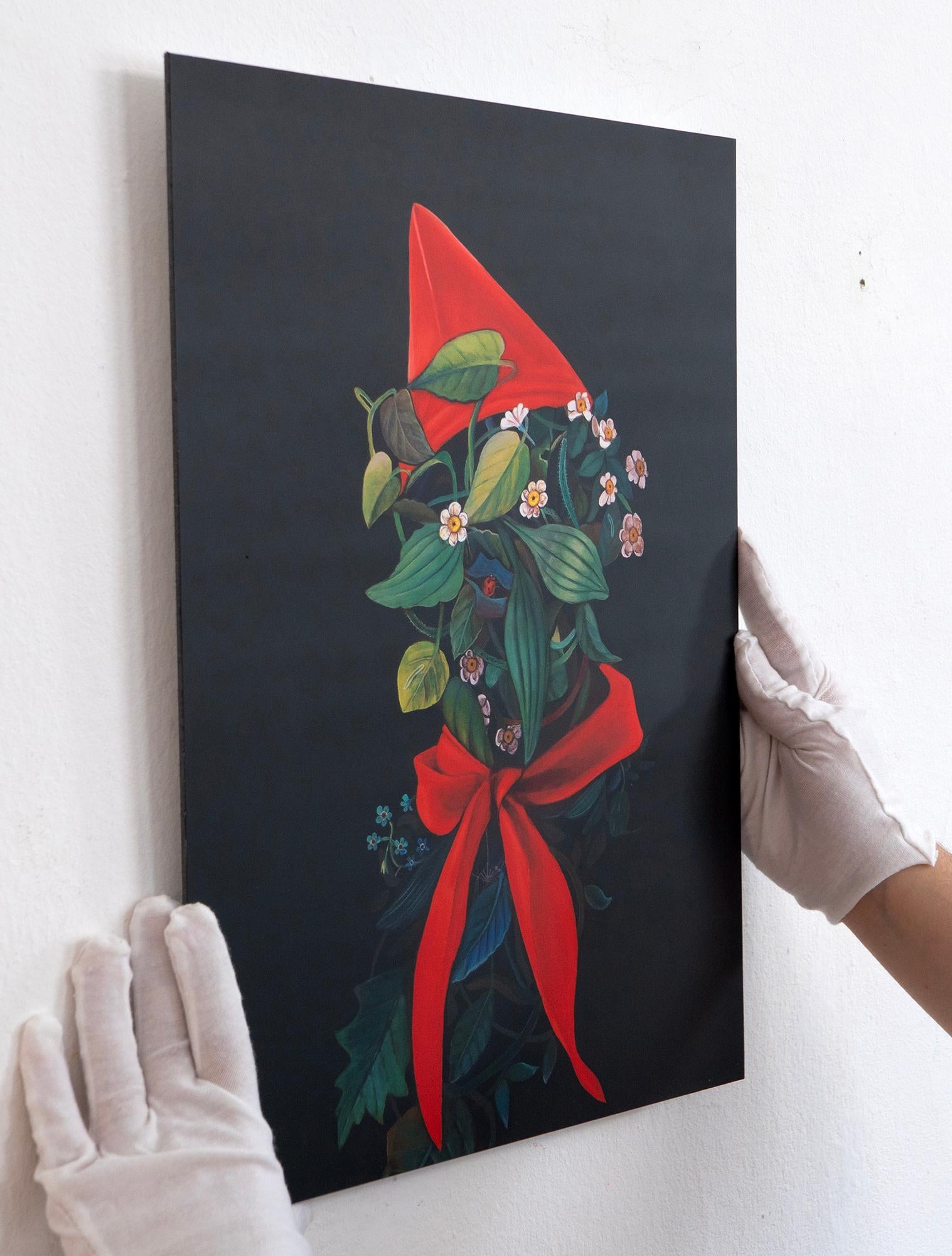 Retrato Floral con Sombrero Rojo y Lazo sobre Fondo Negro. Edición limitada de Dibond en venta 7