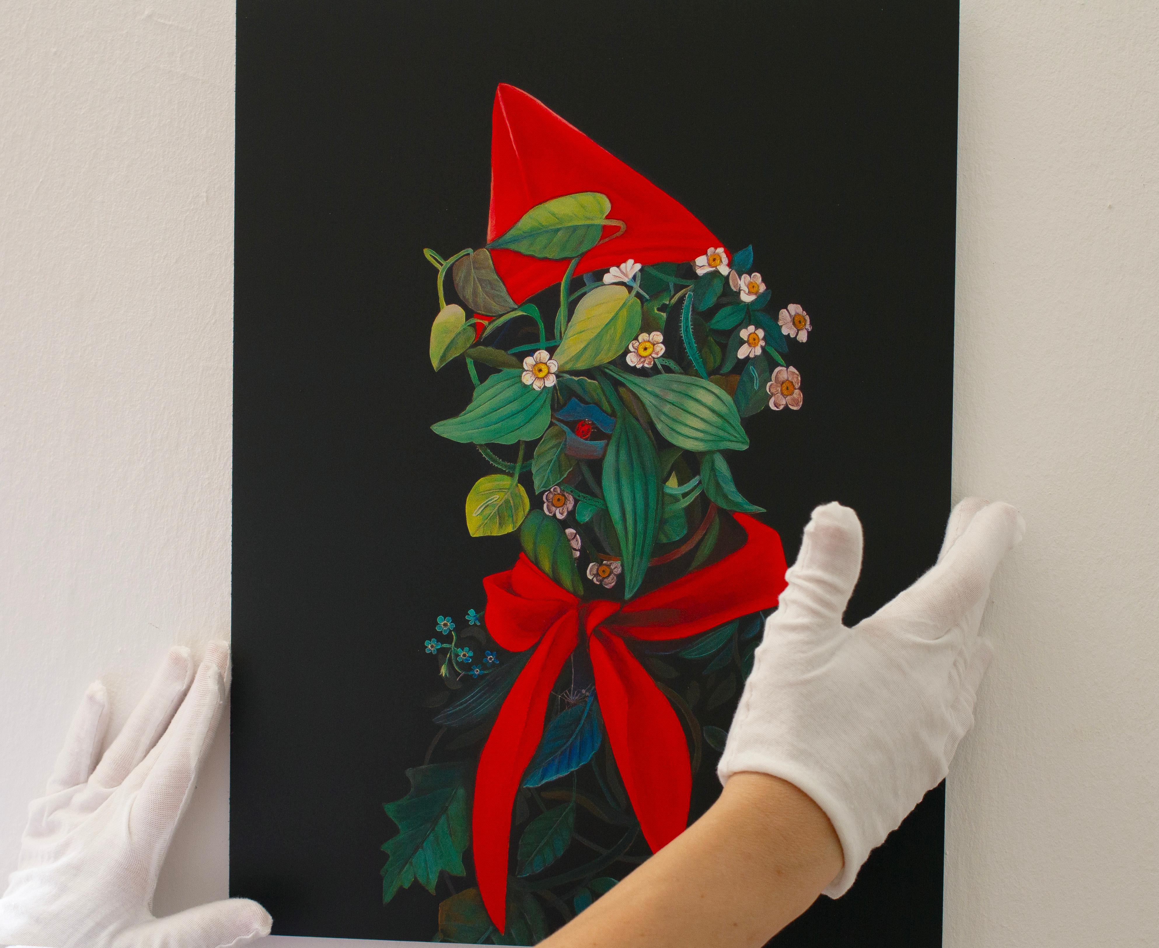 Retrato Floral con Sombrero Rojo y Lazo sobre Fondo Negro. Edición limitada de Dibond - Print de Natasha Lelenco
