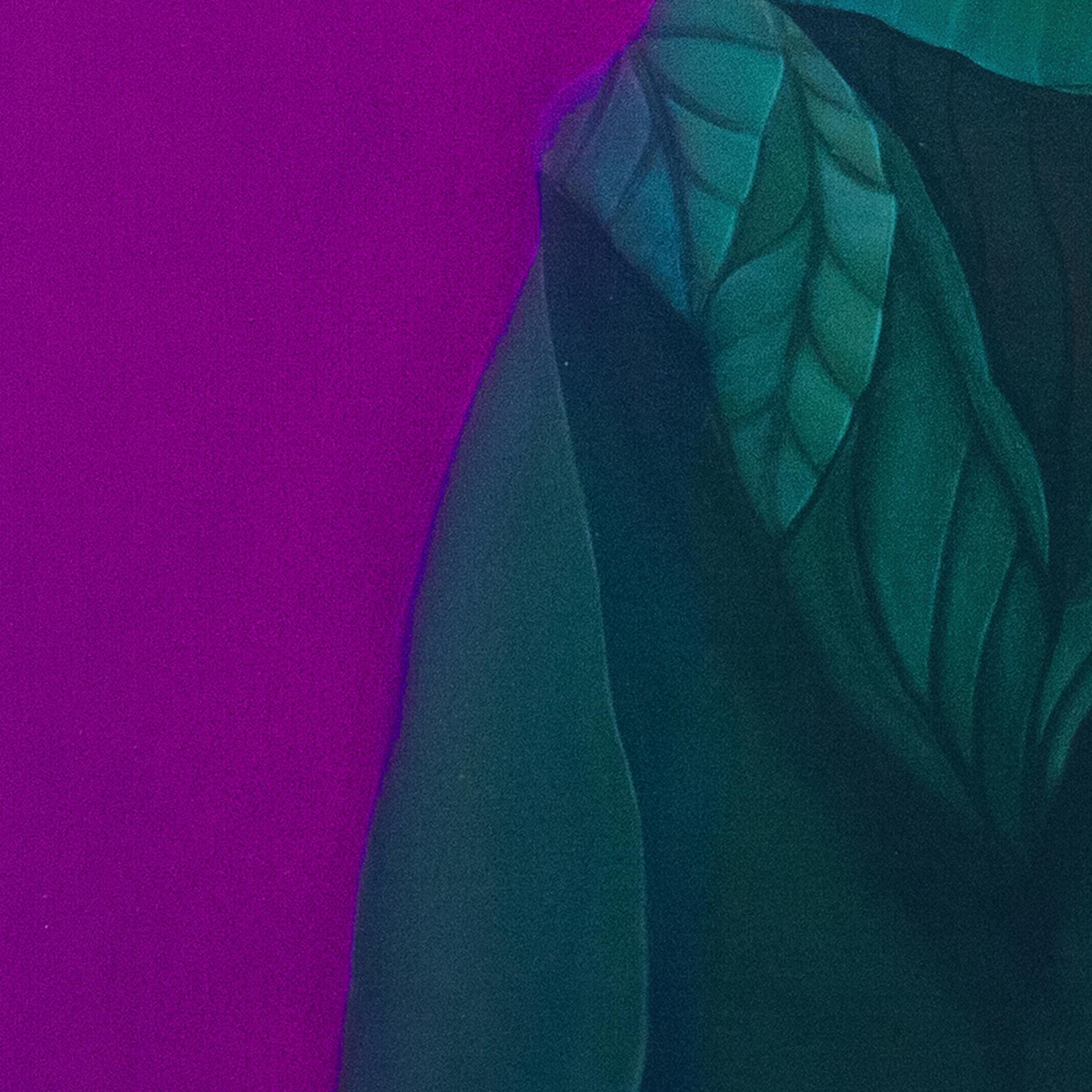 Este retrato botánico surrealista de Natasha Lelenco pertenece a su aclamada serie Fetiches. La impresión de edición limitada presenta un vibrante fondo morado y una figura surrealista con una col por cabeza, adornada con un gorro amarillo y