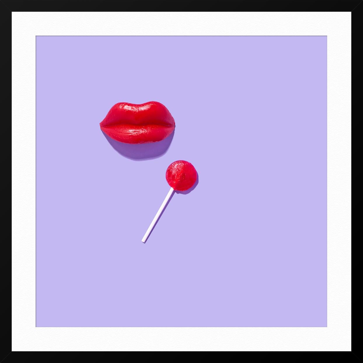 ÜBER DIESES STÜCK:
Die Lippen sind versiegelt, nur Dummköpfe küssen und erzählen. Dieser lebendige, von der Pop-Art inspirierte Druck ist Farbe mit einer Prise Glamour und einer großen Portion Frechheit.

ÜBER DIESE KÜNSTLERIN: Natasha Martin ist