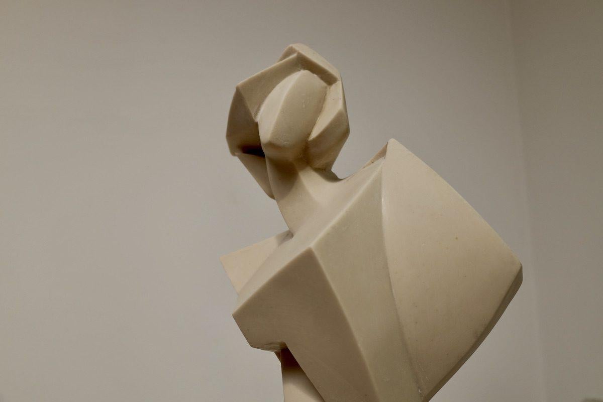 Mit Harz und Marmorpulver zelebriert die Künstlerin Natasha Sedaghat in ihrer Aphrodite-Skulptur die volle weibliche Figur. Sedaghats mit viel Liebe zum Detail gefertigte Skulptur strahlt zeitlose Eleganz aus und fängt klassische Schönheit in einer