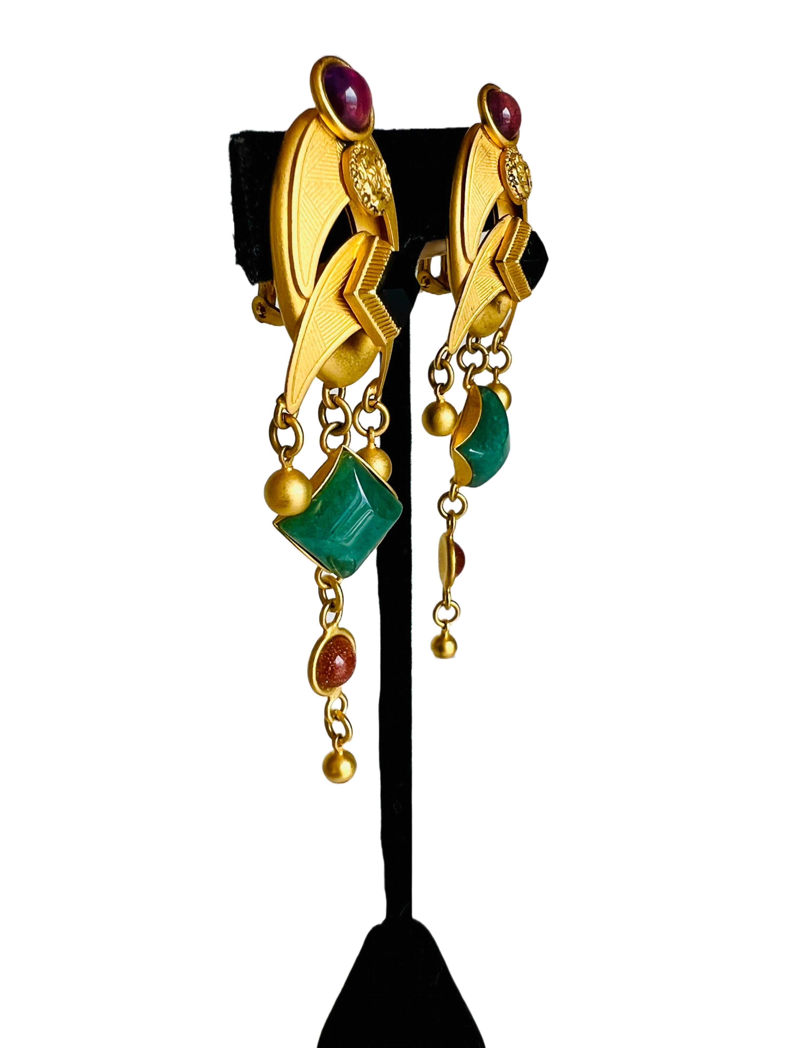 Diese atemberaubenden Ohrringe von Natasha Stambouli zeigen ein Haute-Couture-Design im Stil des etruskischen Revivals, verziert mit Halbedelsteinen in leuchtenden Multicolor-Farbtönen. Die Ohrringe sind mit vier Steinen besetzt: einem