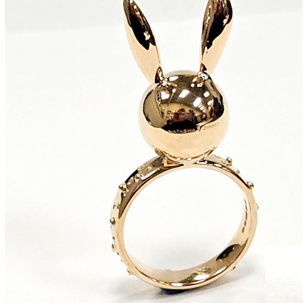 Natasha Zinko 18k Yellow Gold Bunny Ring – Made in France

Whimsical and collectible design by Natasha Zinko. Crafted in 18k yellow gold, this ring features a stylized bunny head. The head measures 11.75mm in diameter and 23mm in total height, with