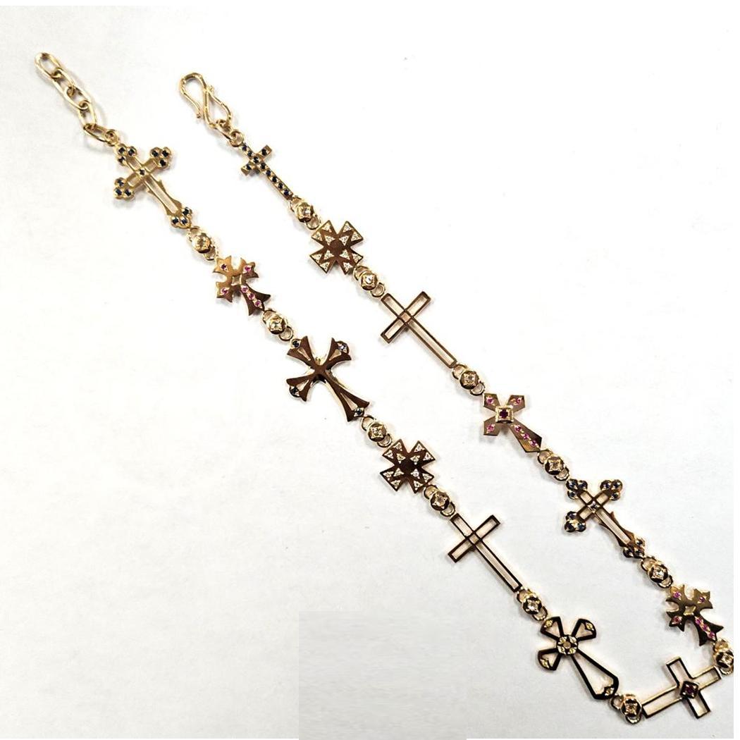 Natasha Zinko 18K Yellow Gold “Crosses” Choker Necklace – Made in France
This striking designer choker by Natasha Zinko showcases her bold and imaginative approach to fine jewelry. Crafted in 18K yellow gold, the necklace is composed of 13 different