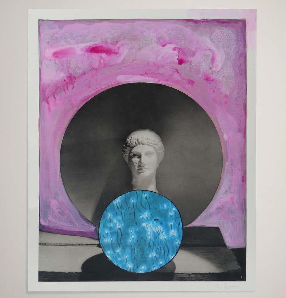 Sfera di vita, #2238 di Natasha Zupan
Collage a tecnica mista
Dimensioni: 21,25 pollici. H. x 17,32 poll. W
Unico nel suo genere
Firmato in basso a destra sul recto dall'artista
2018
_____________________________________

Il lavoro di Natasha Zupan,