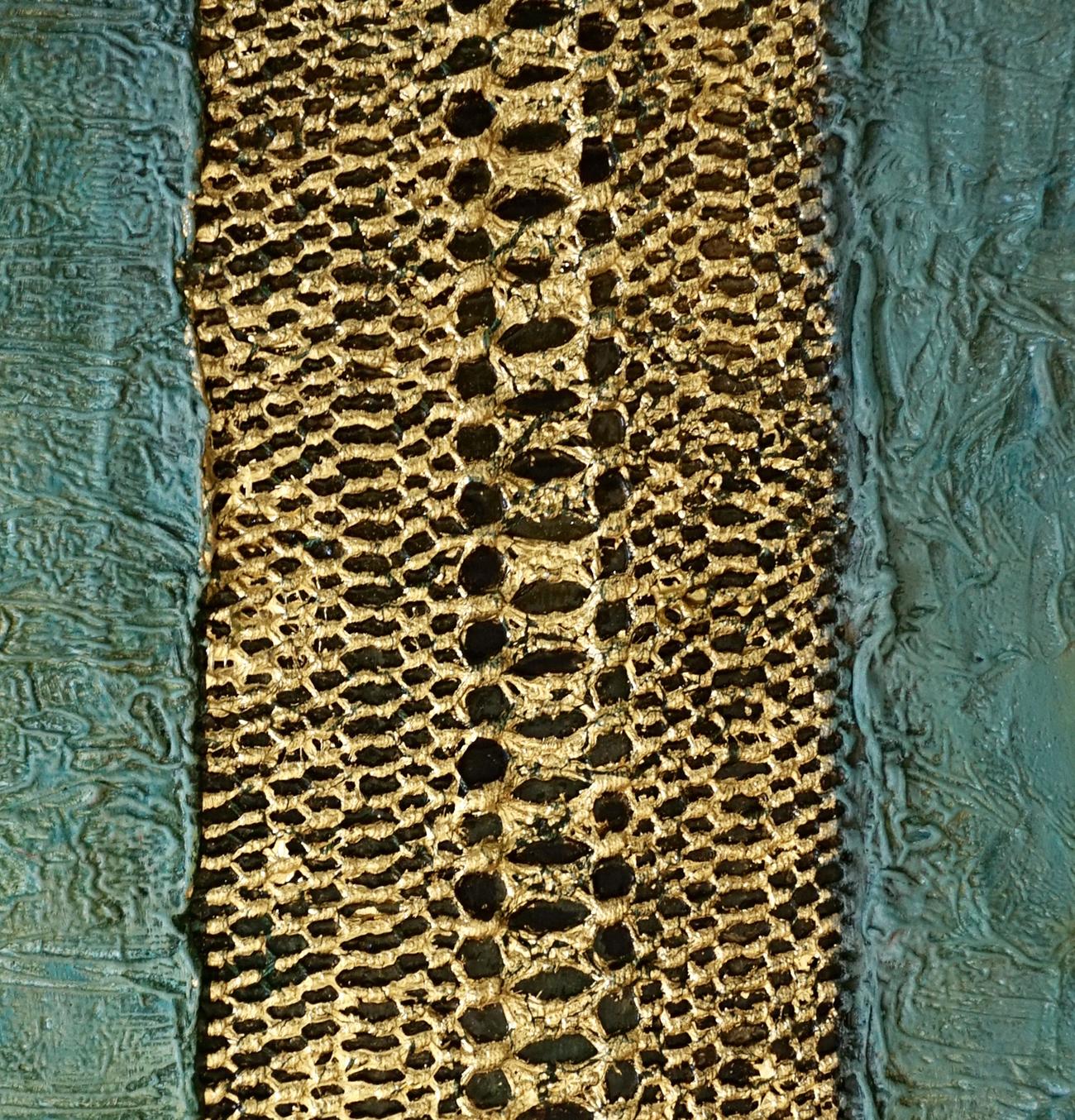 Mémoire tactile n° 120 Techniques mixtes : nœuds de soie Manton de manilla, or 24 carats sur bois - Marron Abstract Painting par Natasha Zupan