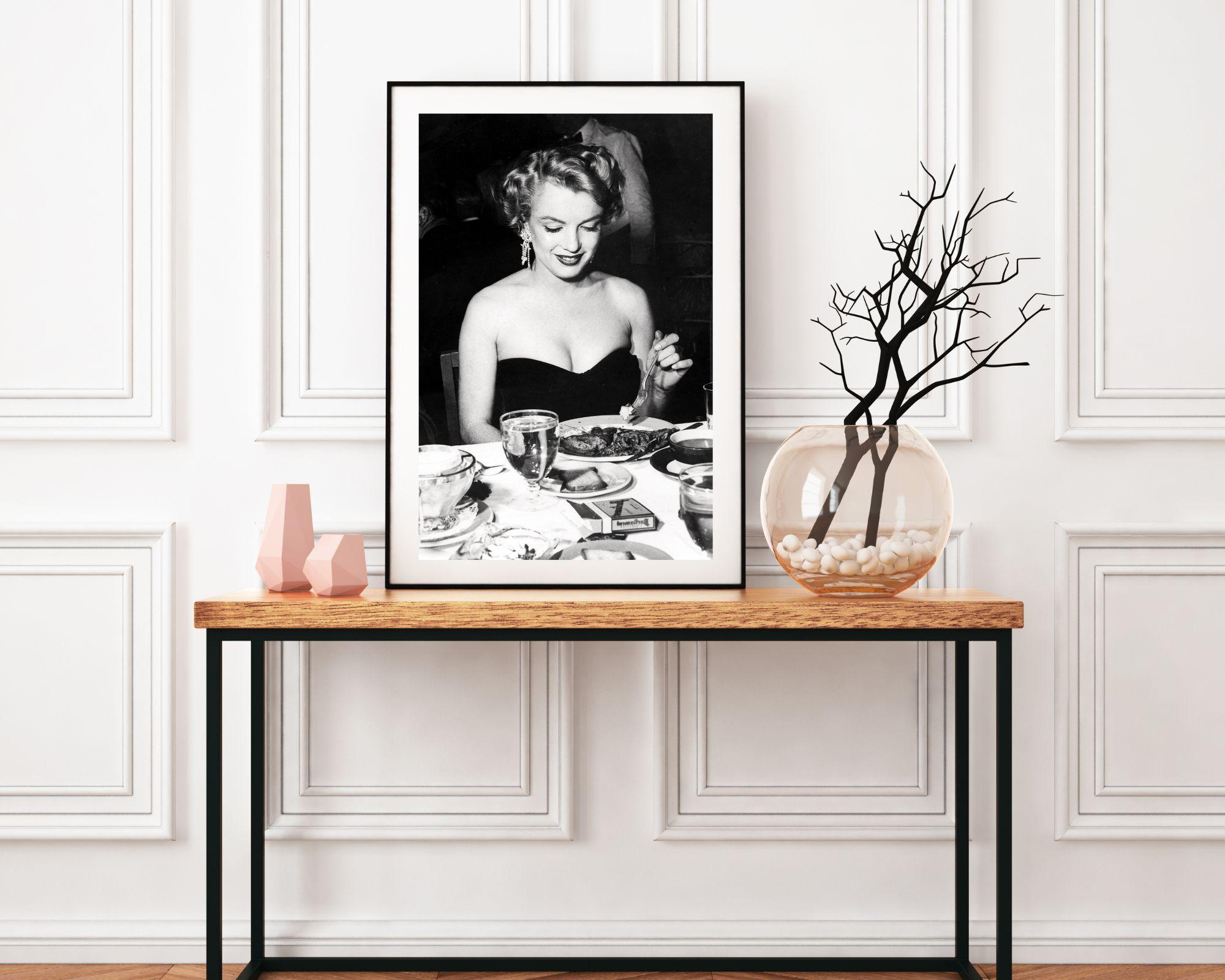 Marilyn Monroe seduta al tavolo - Photograph di Nate Cutler