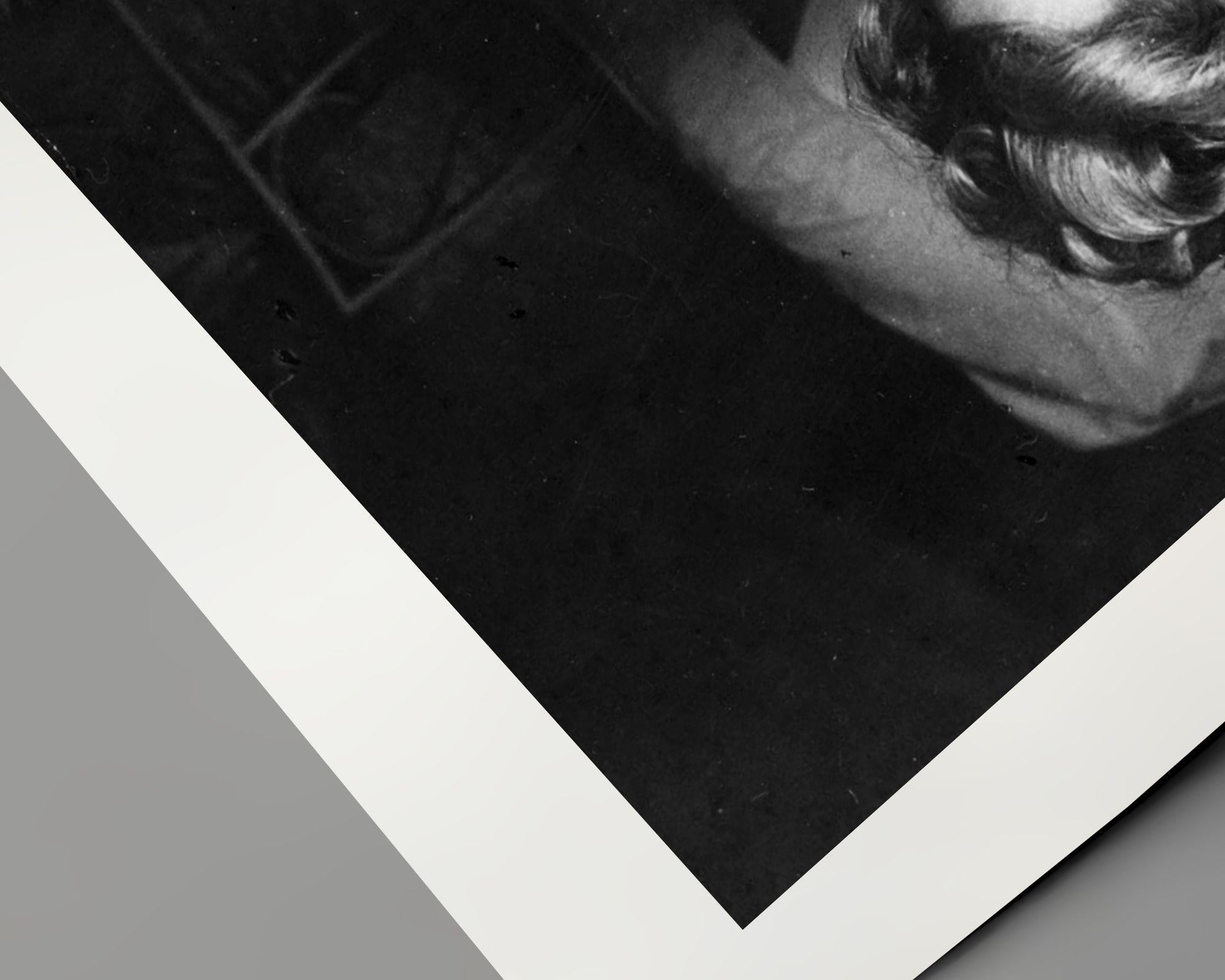 Marilyn Monroe seduta al tavolo - Photograph Contemporaneo di Nate Cutler