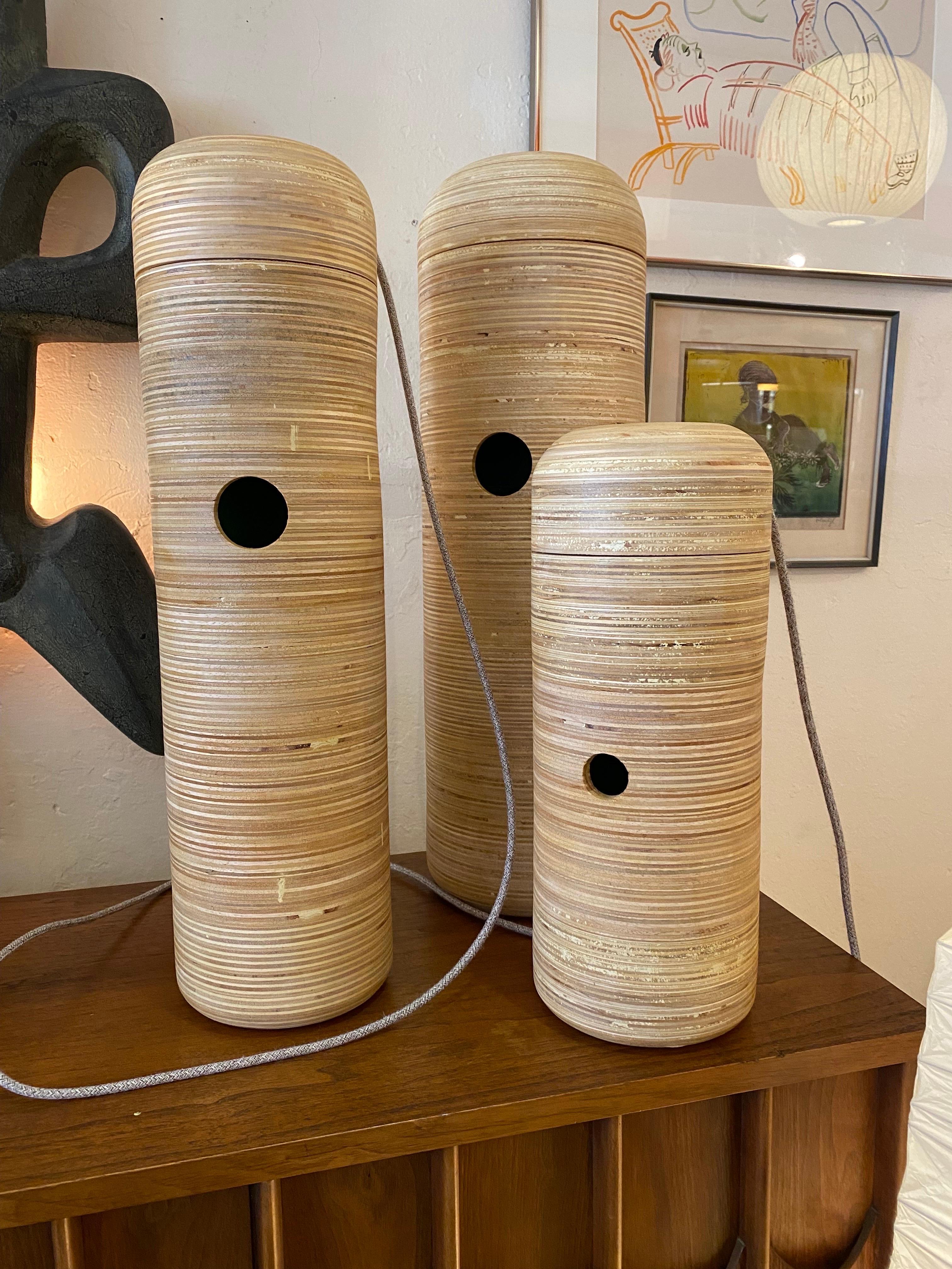 Les lampes Totem comprennent un ensemble de trois lampes de trois tailles (8 