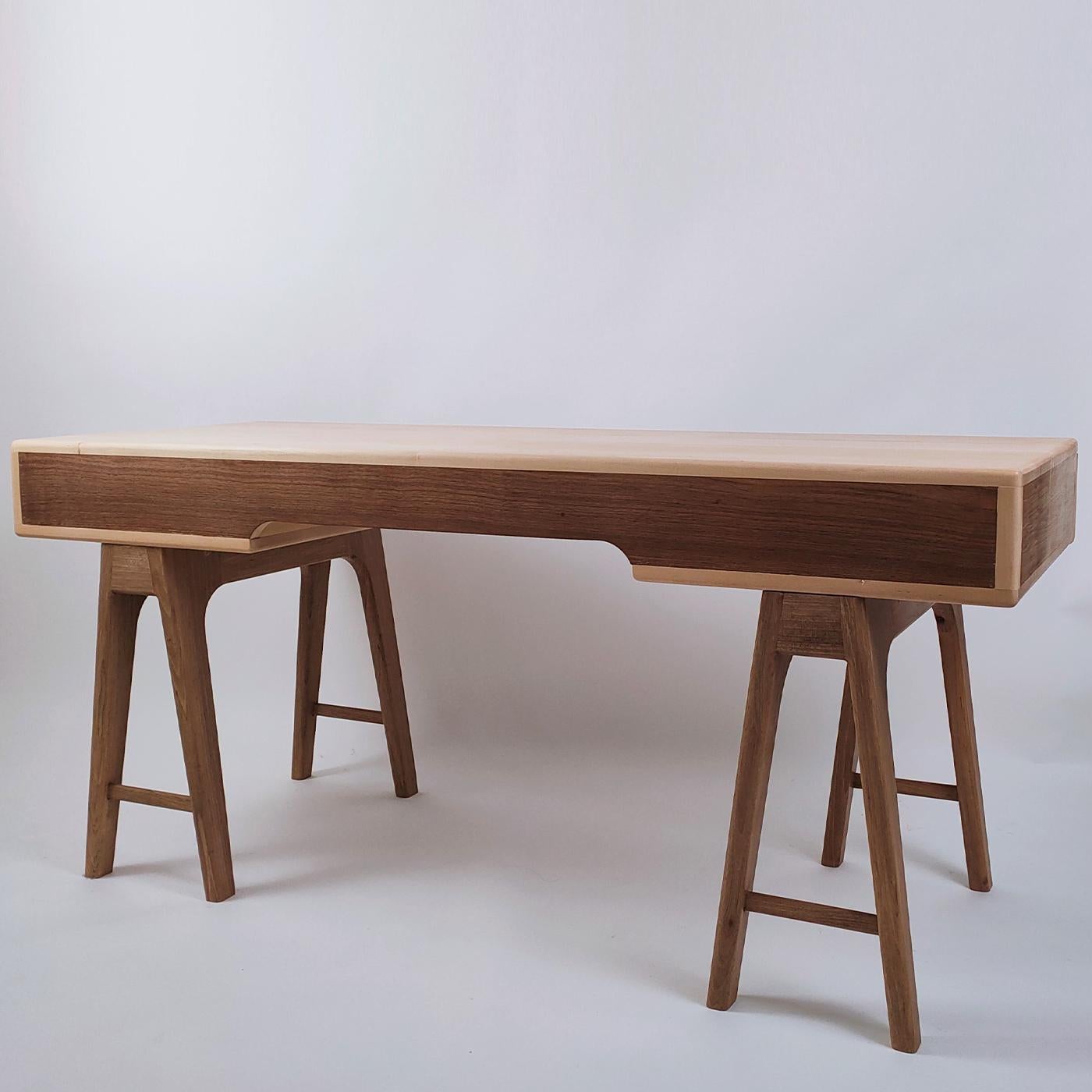 Der Nathalie-Schreibtisch ist der ultimative Arbeitsplatz mit zwei Bockbeinen und einer geräumigen Tischplatte mit versteckten Schubladen, die das Büro stilvoll aufräumen. Dieser Schreibtisch im skandinavischen Stil, der die Vorliebe für schlichte,