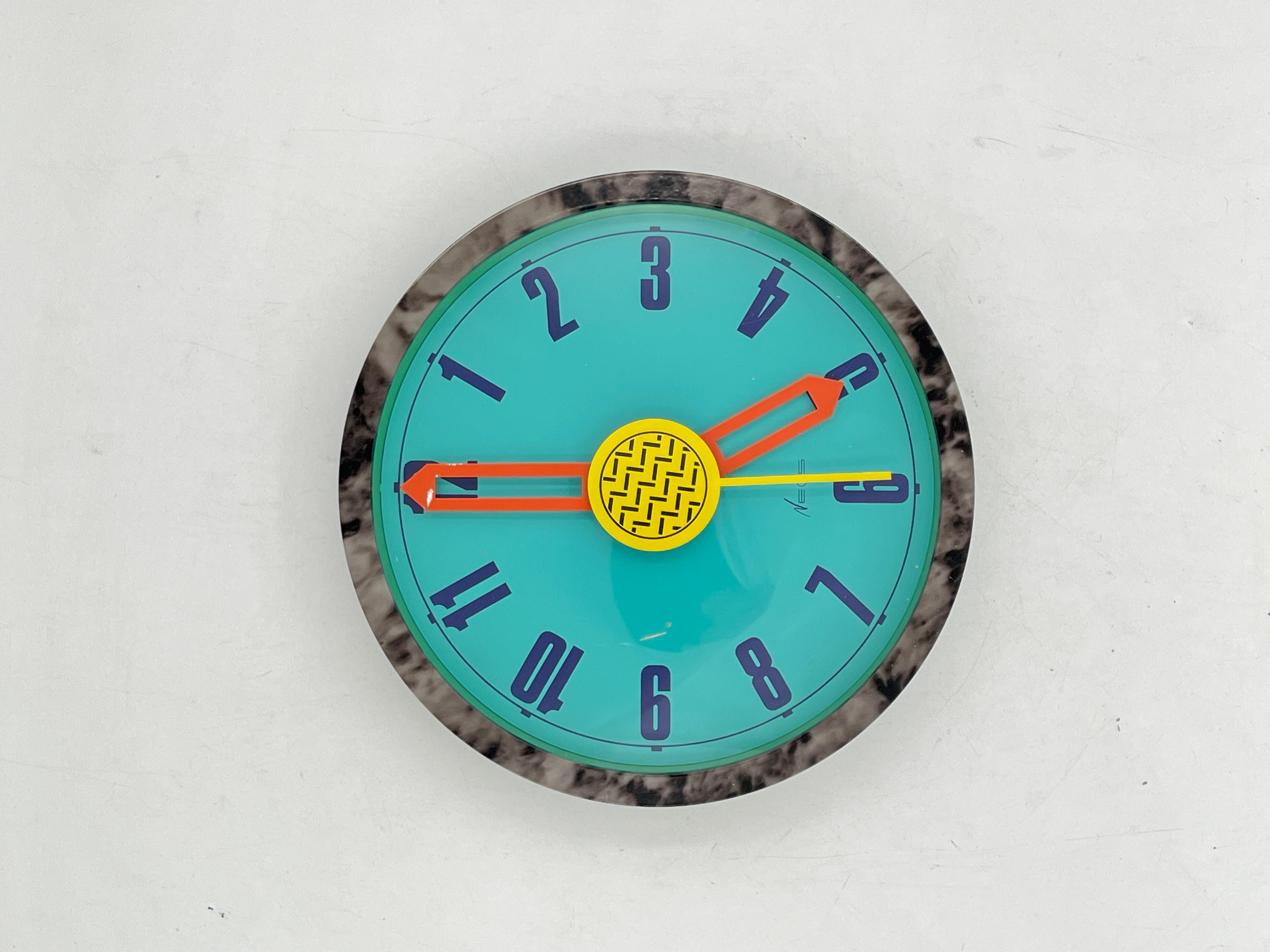 Nathalie du PASQUIER (née en 1957) et George SOWDEN (né en 1942)
Horloge murale, vers 1986
Edition Neos of Lorenz arrêtée 
Plastique, métal laqué, verre, mécanisme à quartz (pile LR6
 AA). Noms de l’éditeur et des designers au dos. Petits manques de