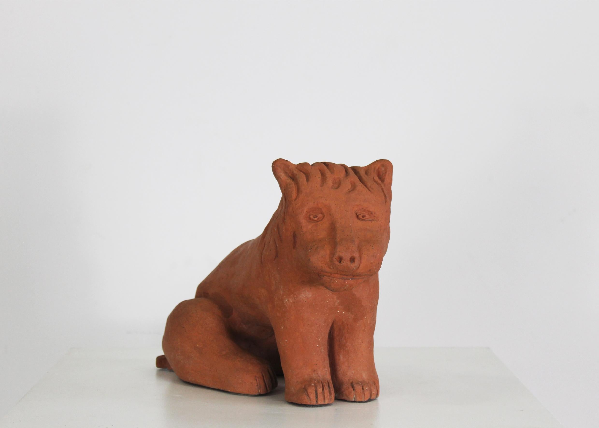 Escultura de terracota que representa un león realizada por Nathalie du Pasquier y producida por Alessio Sarri en la década de 1990. 
La escultura del león forma parte de Gli Animali che Fanno La Parte dei Nani, compuesta originalmente por siete