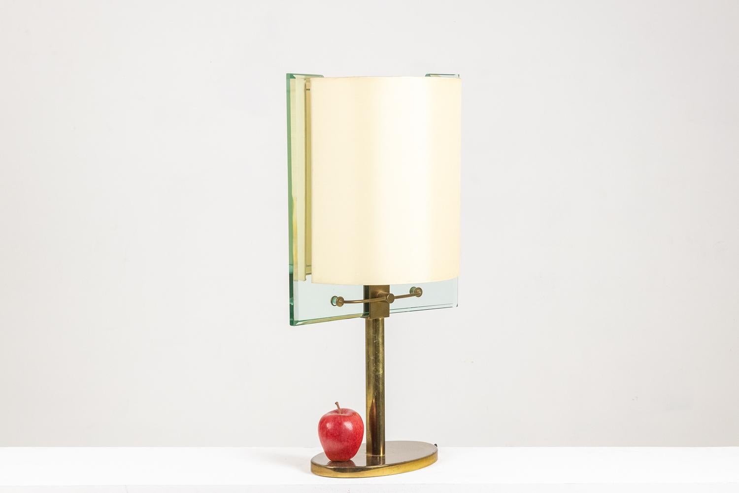 Nathalie Grenon for Fontana Arte

Modernist lamp in cut glass and patinated brass, fabric shade.

Italian work circa 1940-1950.

Dimensions: H x W x D cm

Reference : LS6475