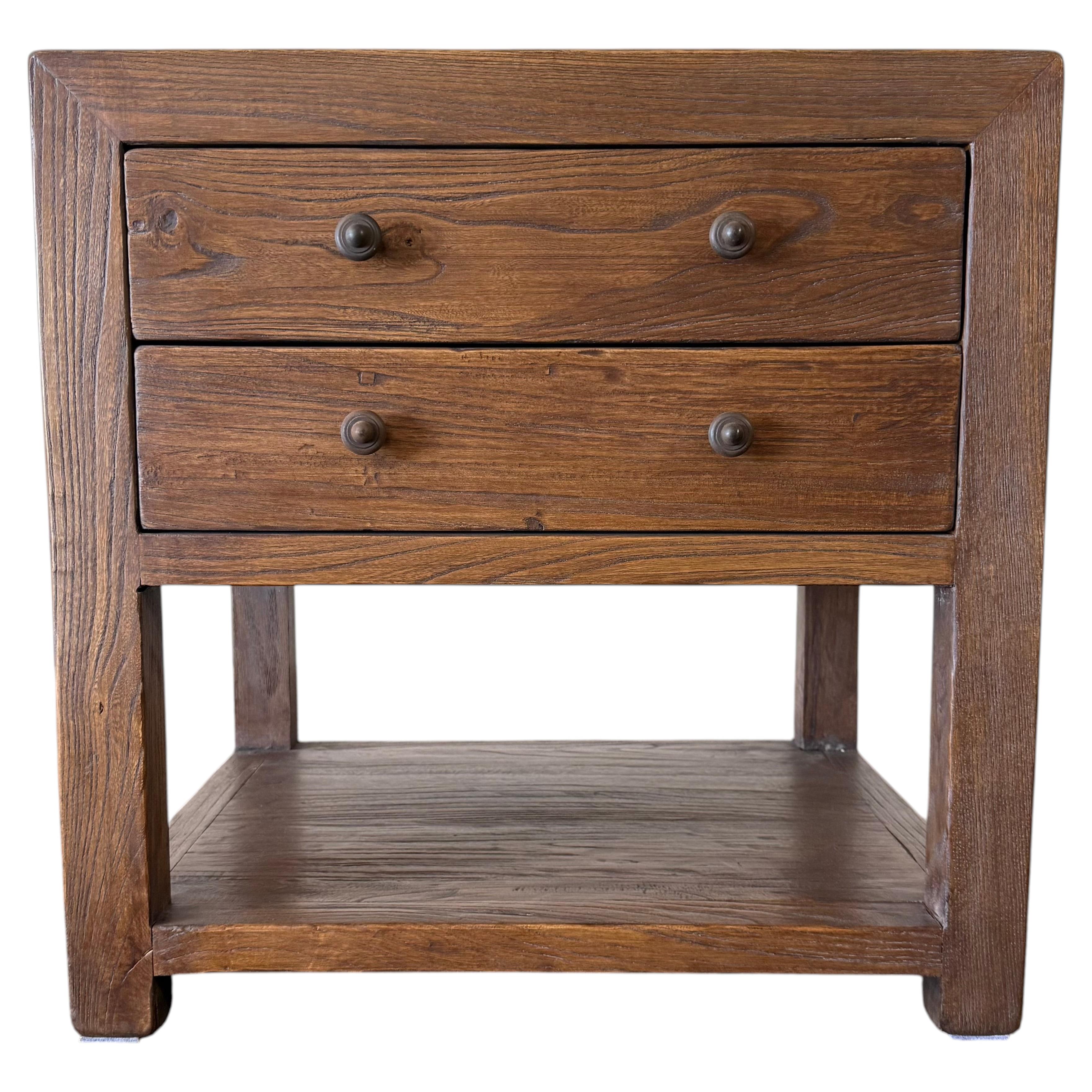 Table de chevet Nathalie II à 2 tiroirs en orme recyclé, 26″ – Châtaigne