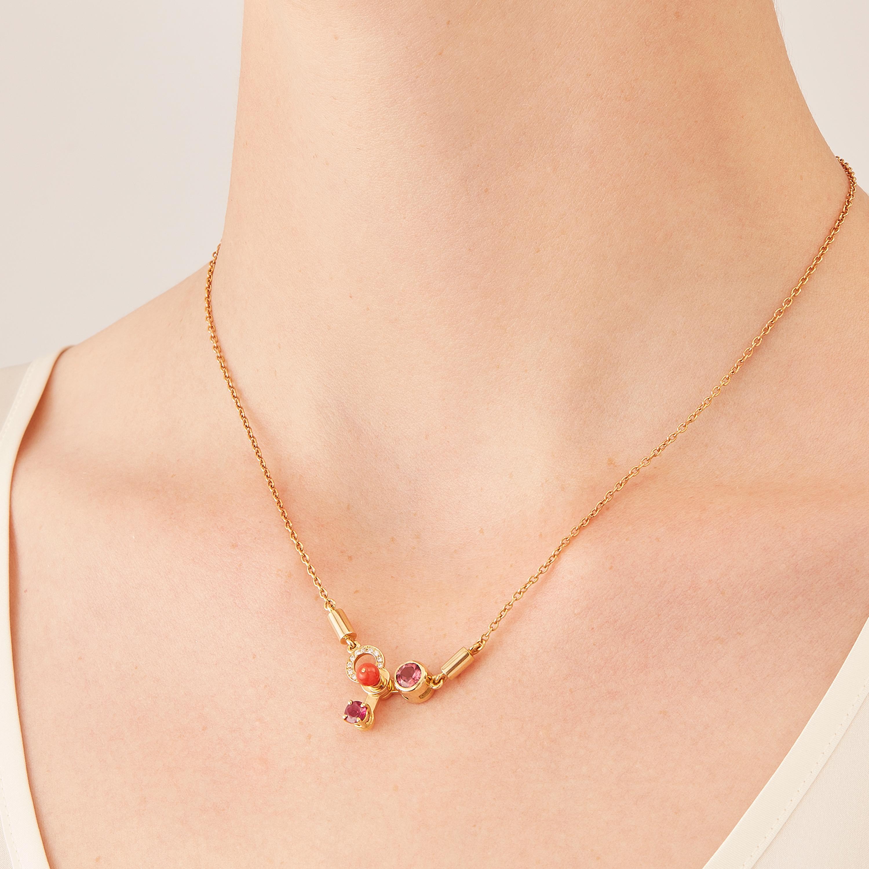 Mobilisé à la main dans l'atelier milanais de Nathalie Jean, le collier pendentif Microcosmos en or rosé 18 carats, couleur chaude et sophistiquée proche de l'or jaune, est conçu comme un jeu, une construction ou un mobile aérien sophistiqué. Des