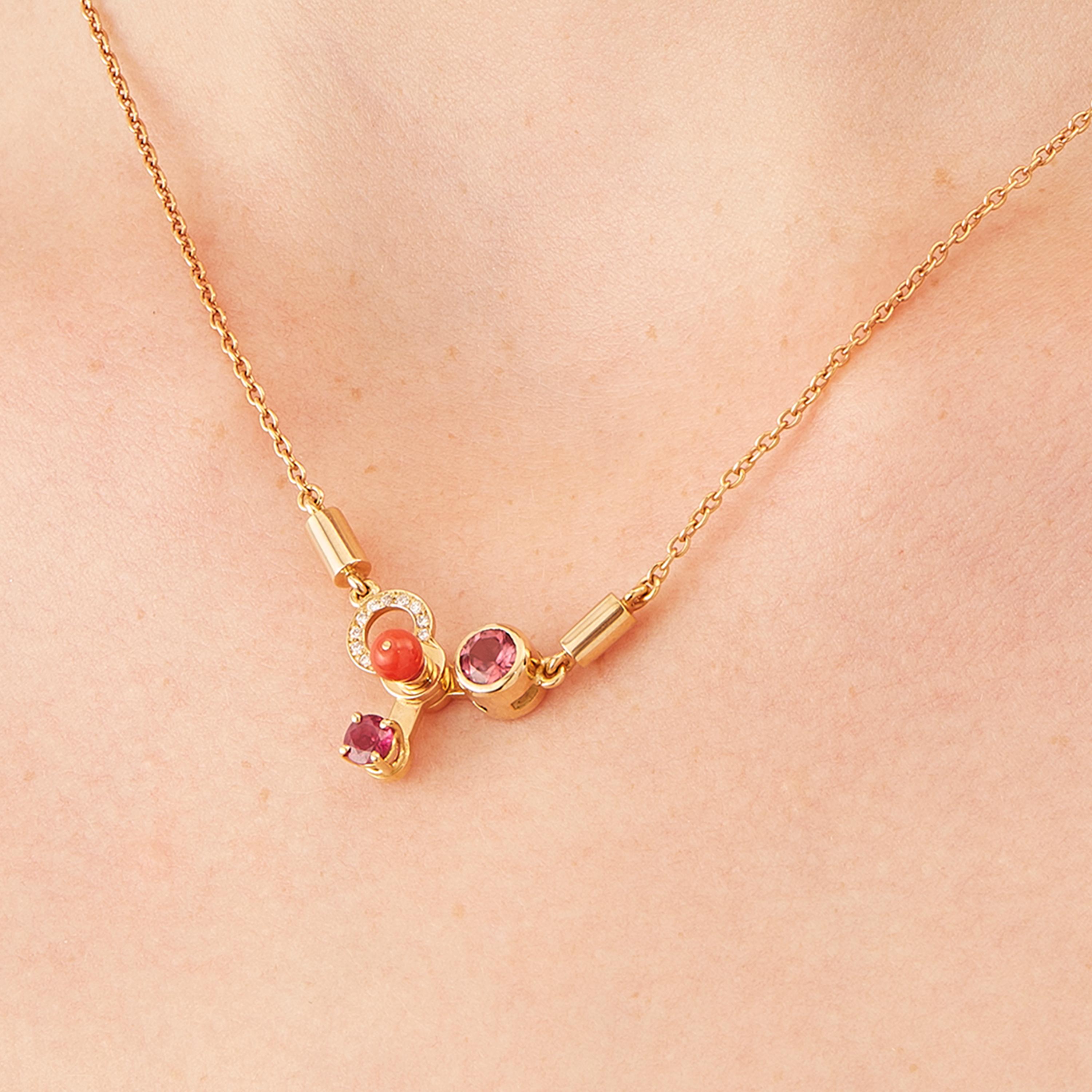 Taille ronde Nathalie Jean, collier pendentif en or avec diamants 0,06 carat, rubis, tourmaline et cornaline en vente