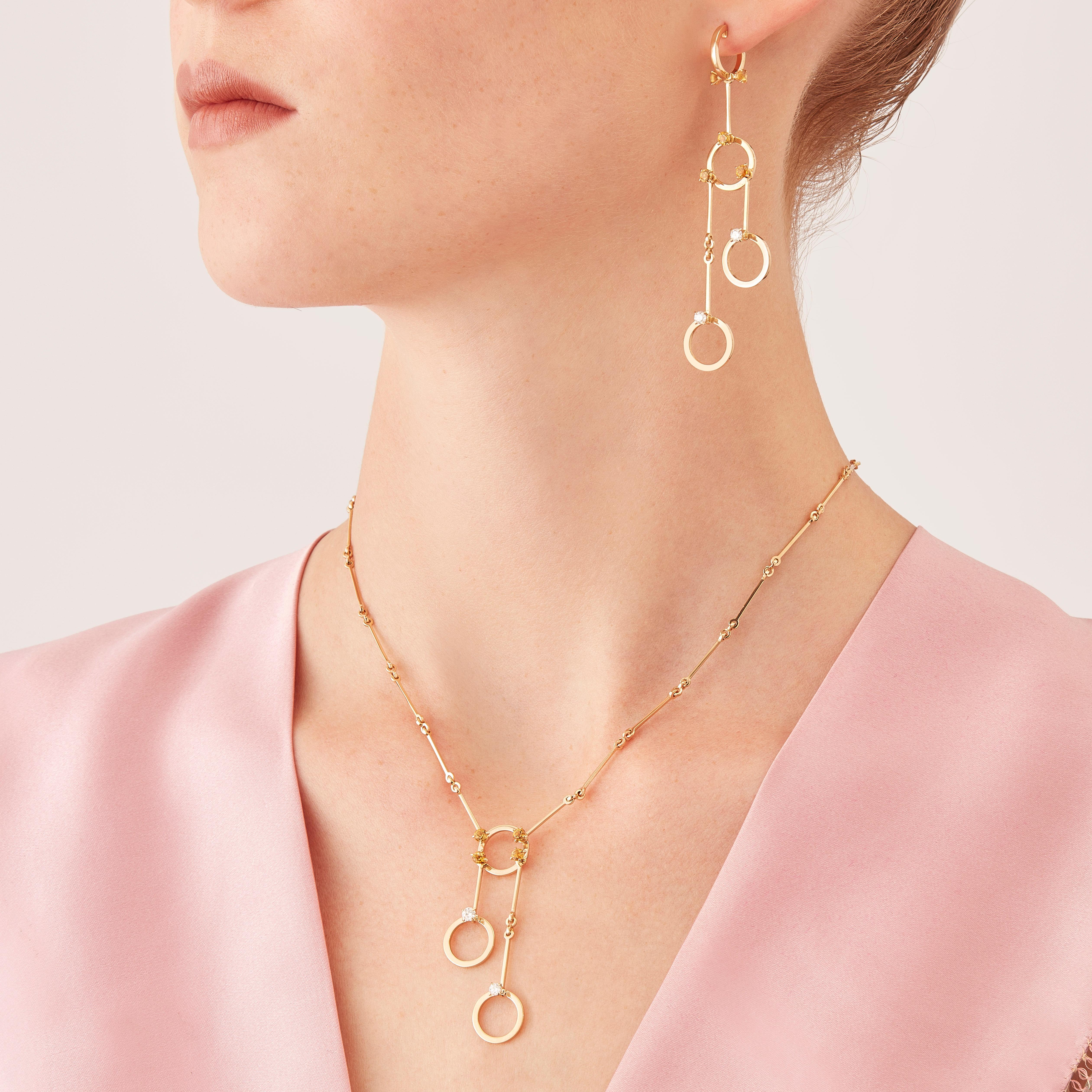 Realizzata a mano nell'atelier milanese di Nathalie Jean, la collana Hoi An Small in edizione limitata è una graziosa composizione di anelli e barre articolate in oro rosé, un colore caldo e sofisticato vicino all'oro giallo. Le articolazioni in