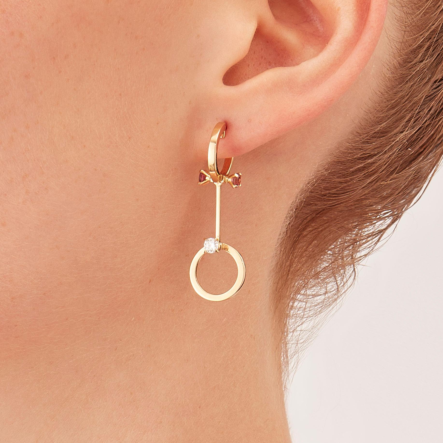 Made by hand in the Milanese atelier of Nathalie Jean, the limited edition Hoi An earrings are a graceful composition of articulated rings and bars in rosé gold, a warm, sophisticated color close to yellow gold. Miniature articulations are cleverly
