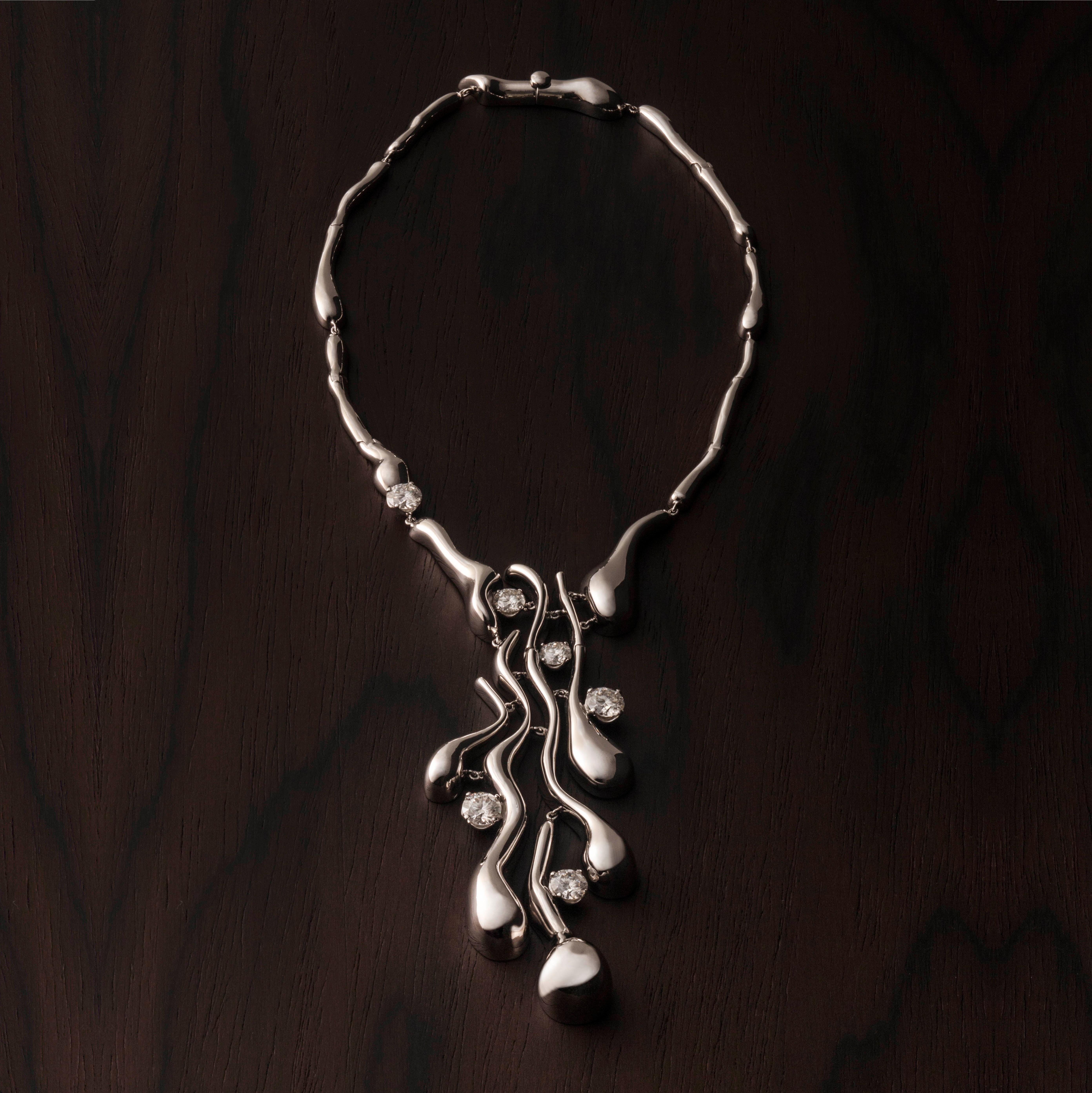 An attempt to “poeticize science” is the best way to describe this necklace. It traces its inspiration to the observation of the deep-green lotus leaves floating on a pool within the temple complex of Angkor Wat in Cambodia. As the leaves moved,