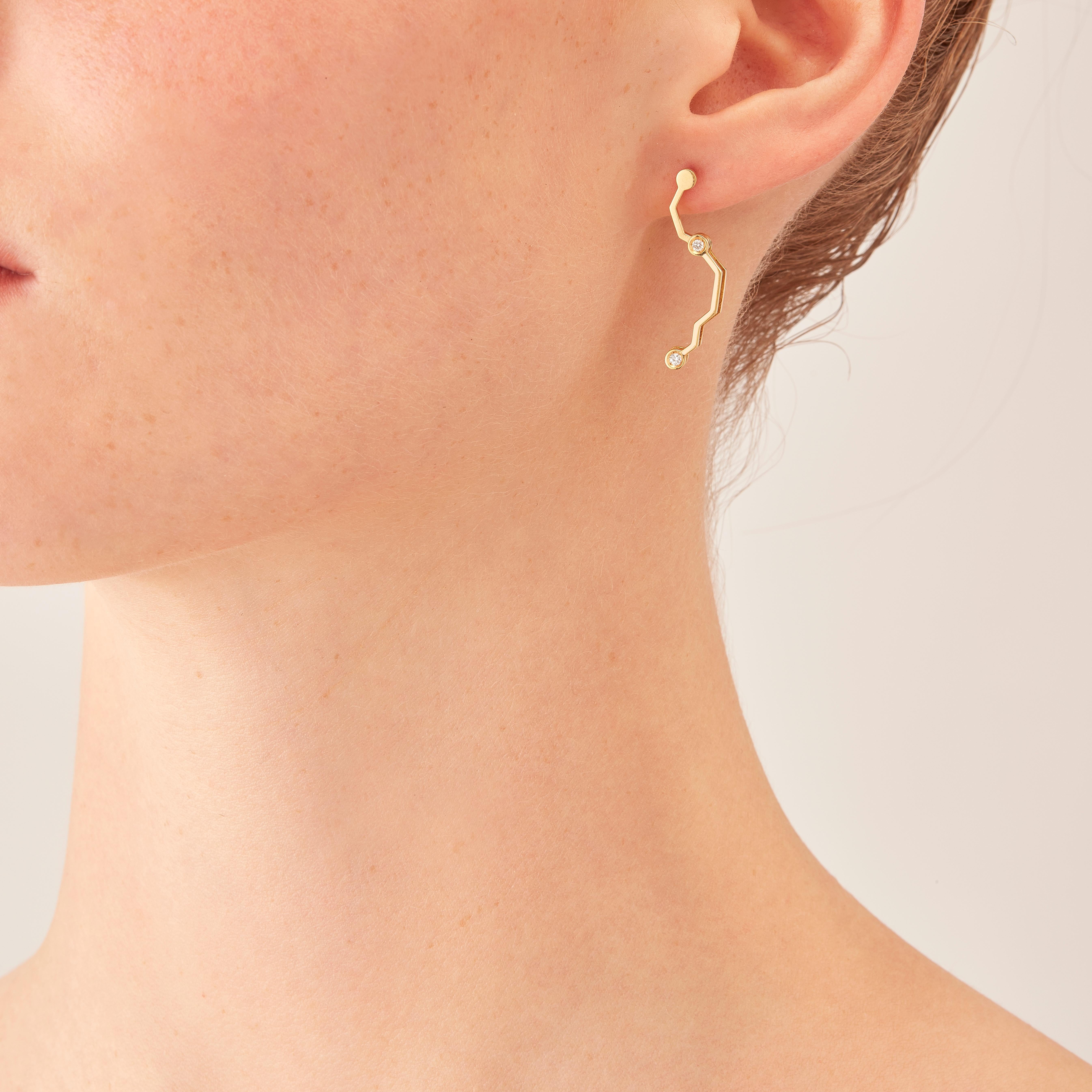 Made by hand in Nathalie Jean’s Milan studio, Circuit articulated drop Earrings are in 18 karat yellow gold and diamonds (carat total weight 0,072). Printed circuit boards change scale and become precious. As if by magic, copper is transmuted into