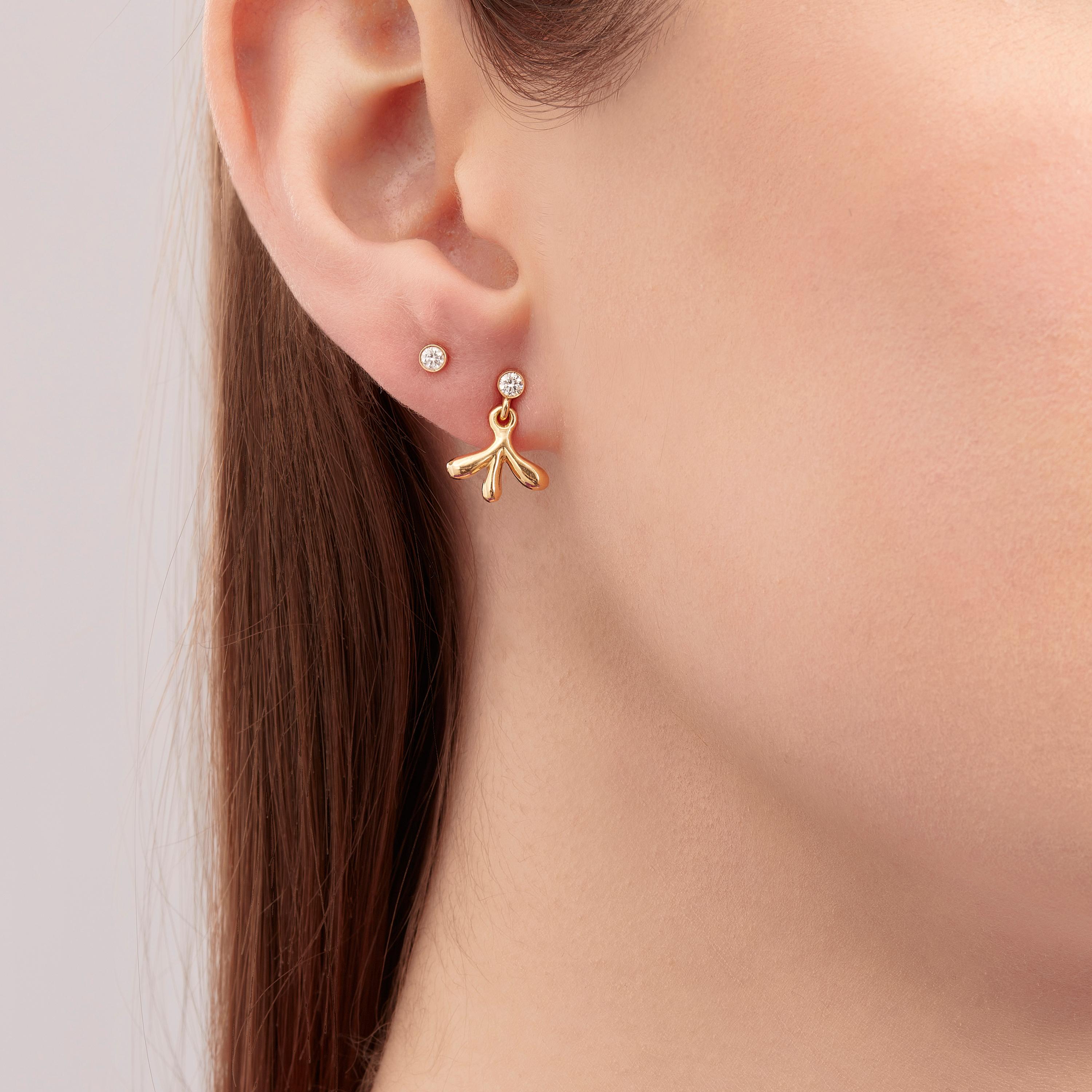 Springing forth from a lush magical wilderness are the JungleRemix Earrings Diam with their clusters of gold leaves with well-rounded tips jingling and jangling to mimic the swaying movements of exotic flora in the heart of the rainforest. Cast as
