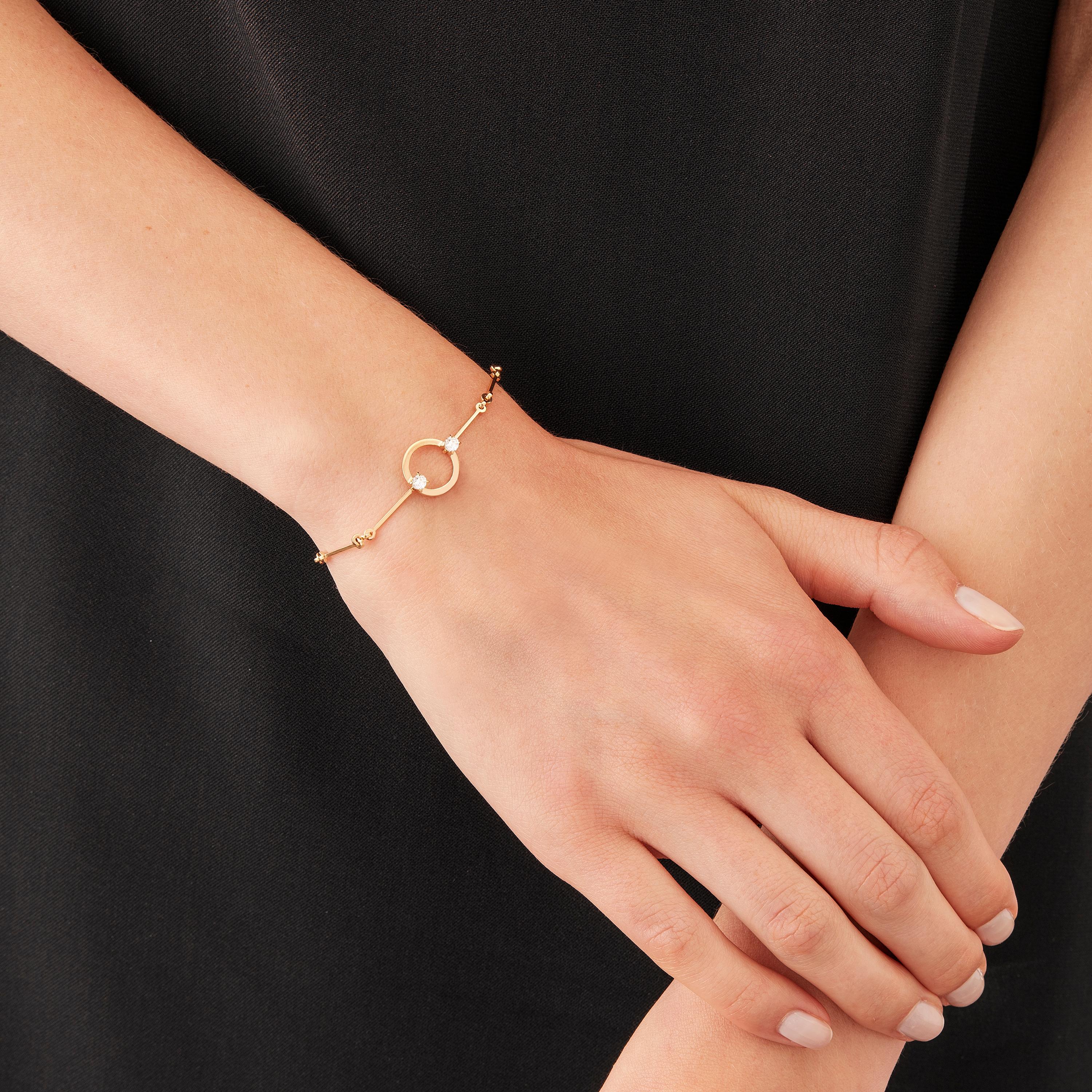 Made by hand in the Milanese atelier of Nathalie Jean, the limited edition Hoi An Drop Bracelet is a graceful composition of articulated rings and bar links in rosé gold, a warm, sophisticated color close to yellow gold. Miniature articulations are