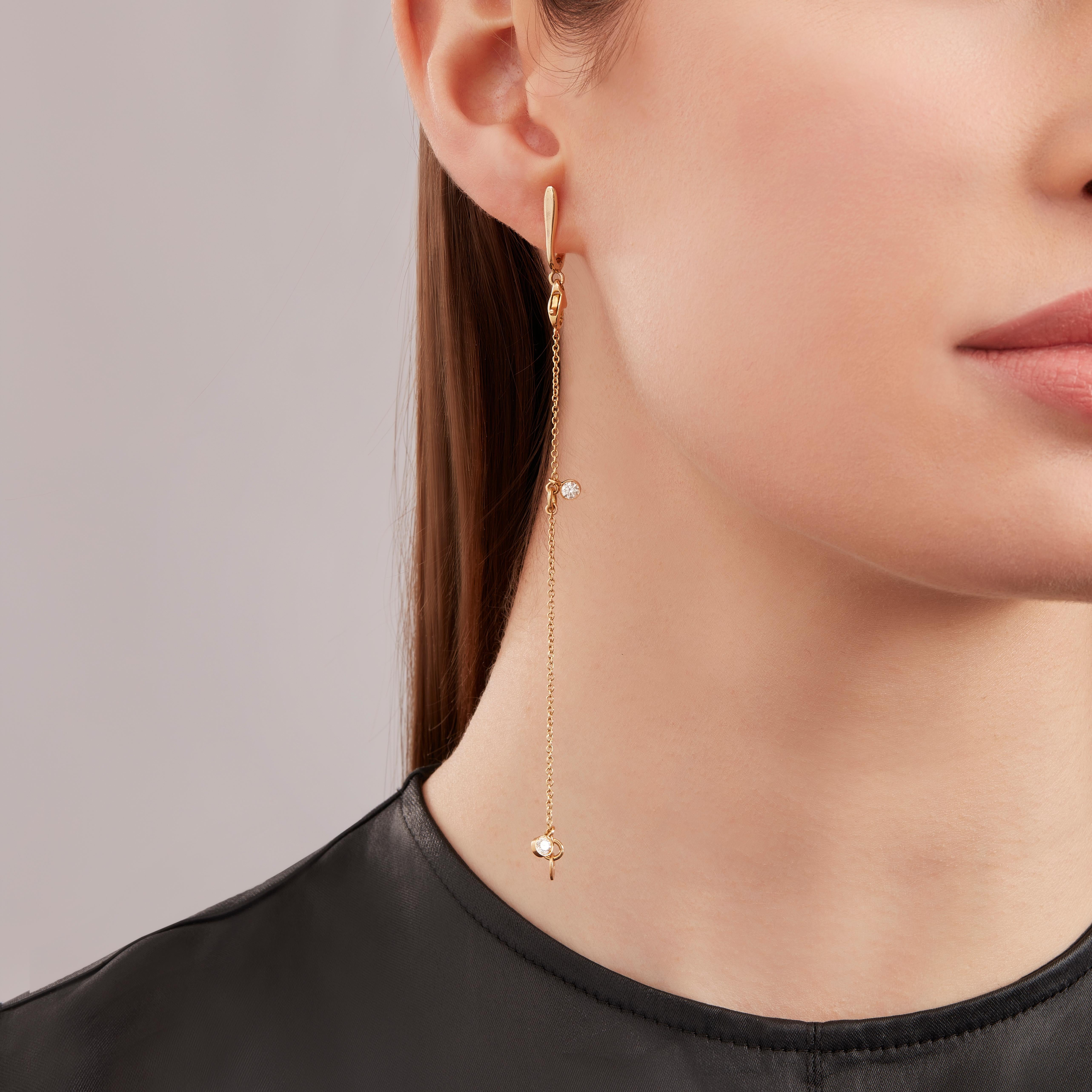 Based on a simple mathematical equation, the 30+60 earring is a creative game where a single piece of jewellery results in multiple configurations. The seemingly enigmatic name, 30+60, refers to the 30mm and 60mm segments of gold chain, linked to