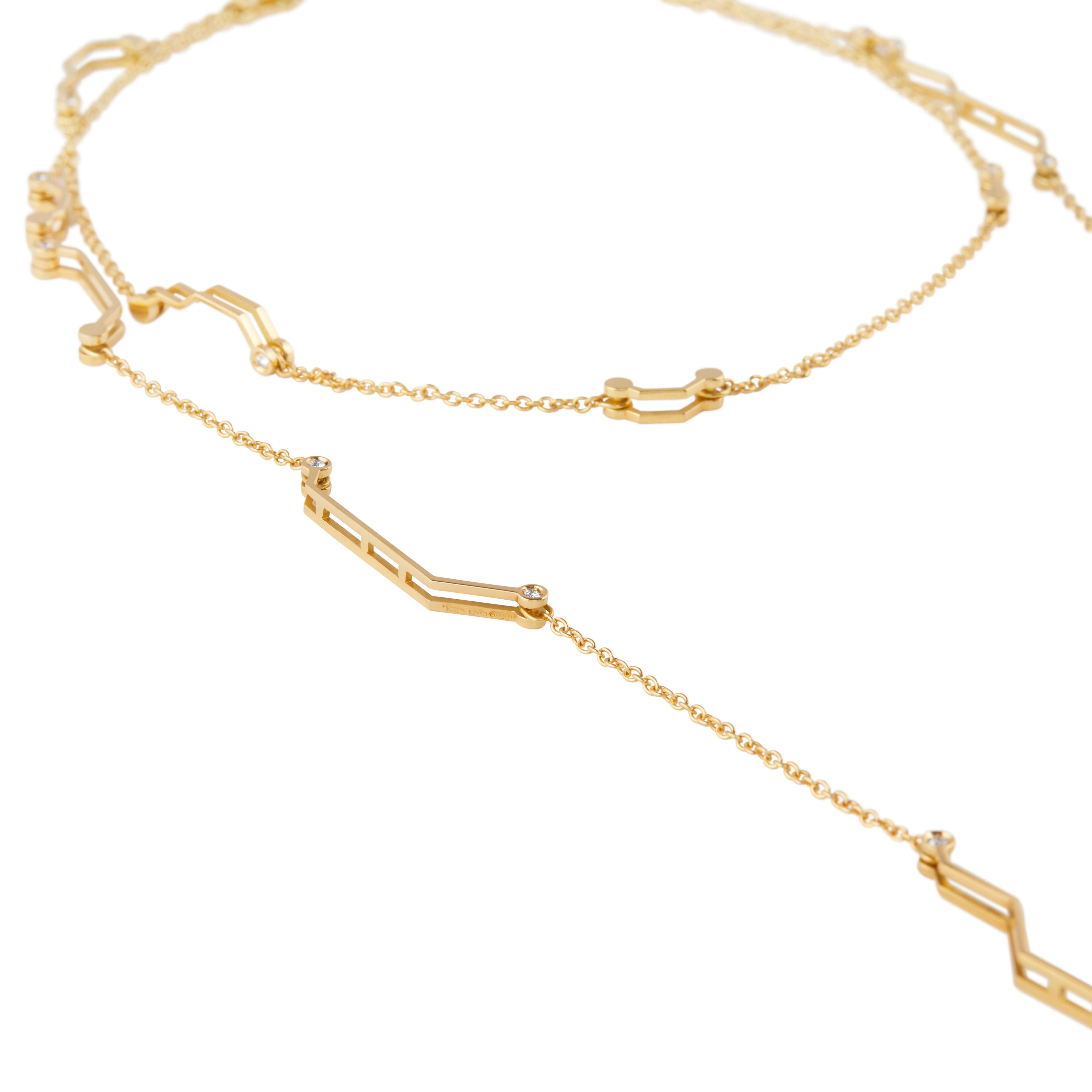 Realizzato a mano nell'atelier milanese di Nathalie Jean, il Circuito articolato a catena è in oro giallo 18 carati e diamanti (peso totale 0,468 carati). I circuiti stampati cambiano scala e diventano preziosi. Come per magia, il rame si trasforma