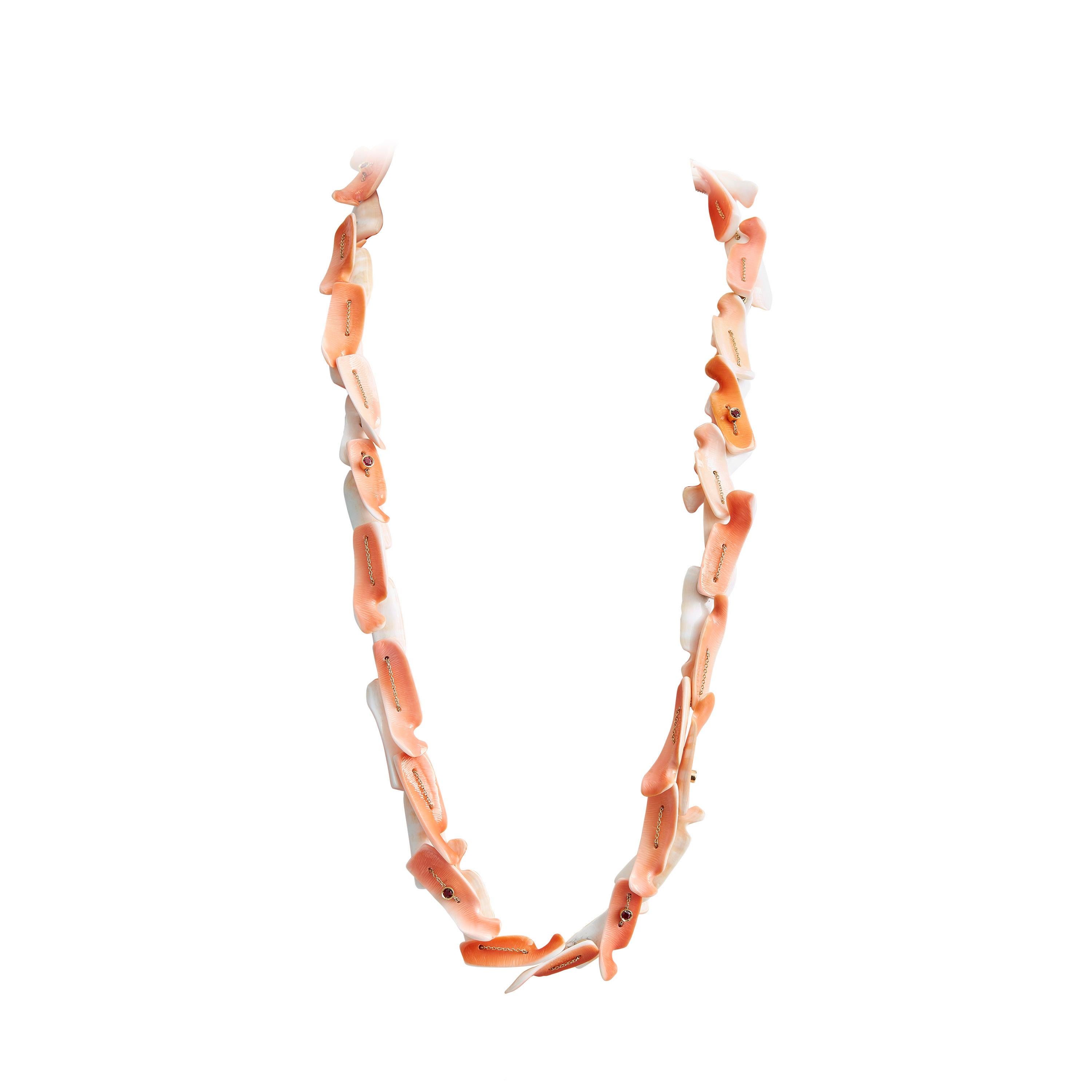 A delicate contrast between gold and colorful slivers of seashell rendered precious by little mobile bezel set rubies (total carat 1,3), gives rise to the contemporary Rivages Necklace. This is jewellery waiting to be invented: the lenght of the