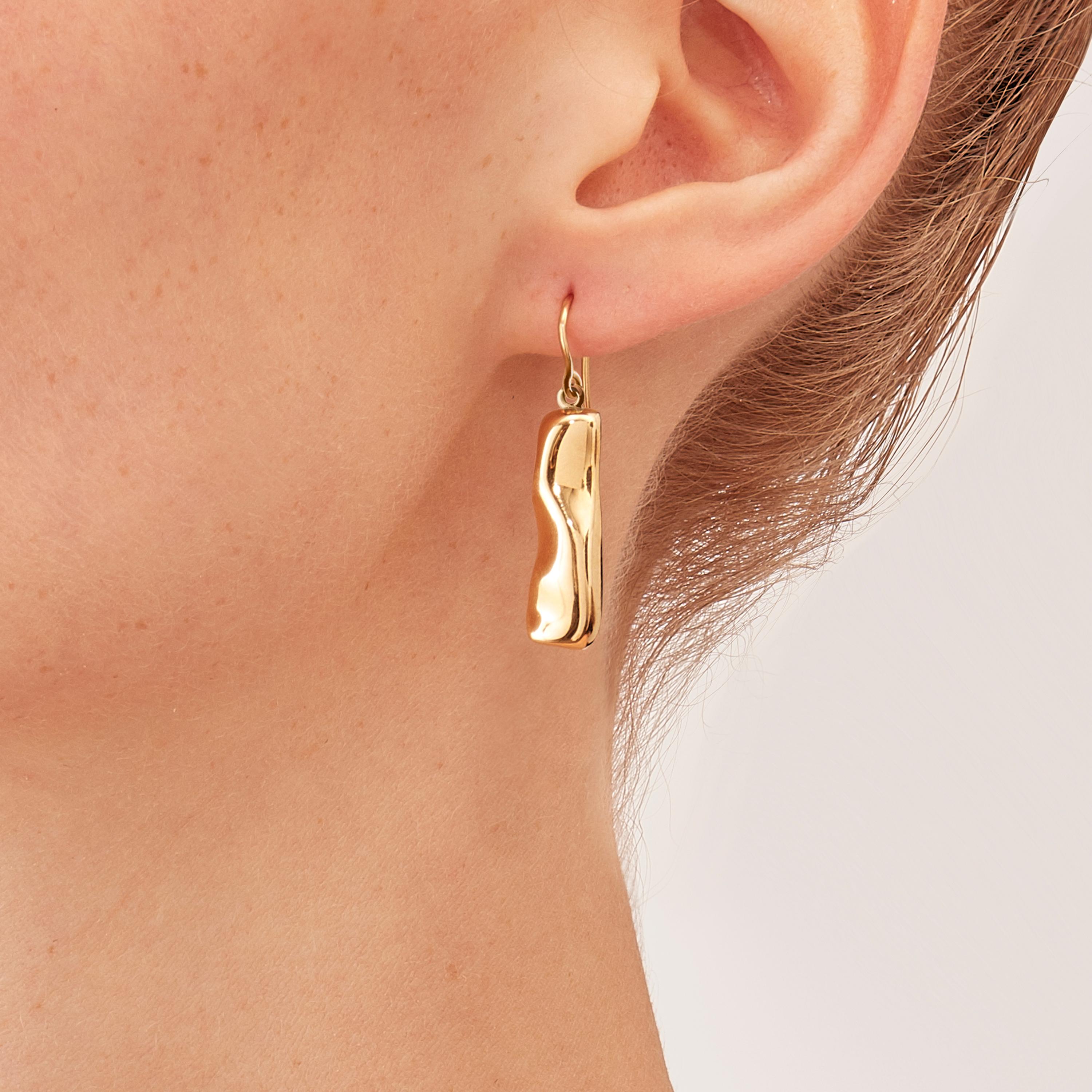 Contemporain Nathalie Jean Boucles d'oreilles pendantes sculpture contemporaines en or 18 carats en vente