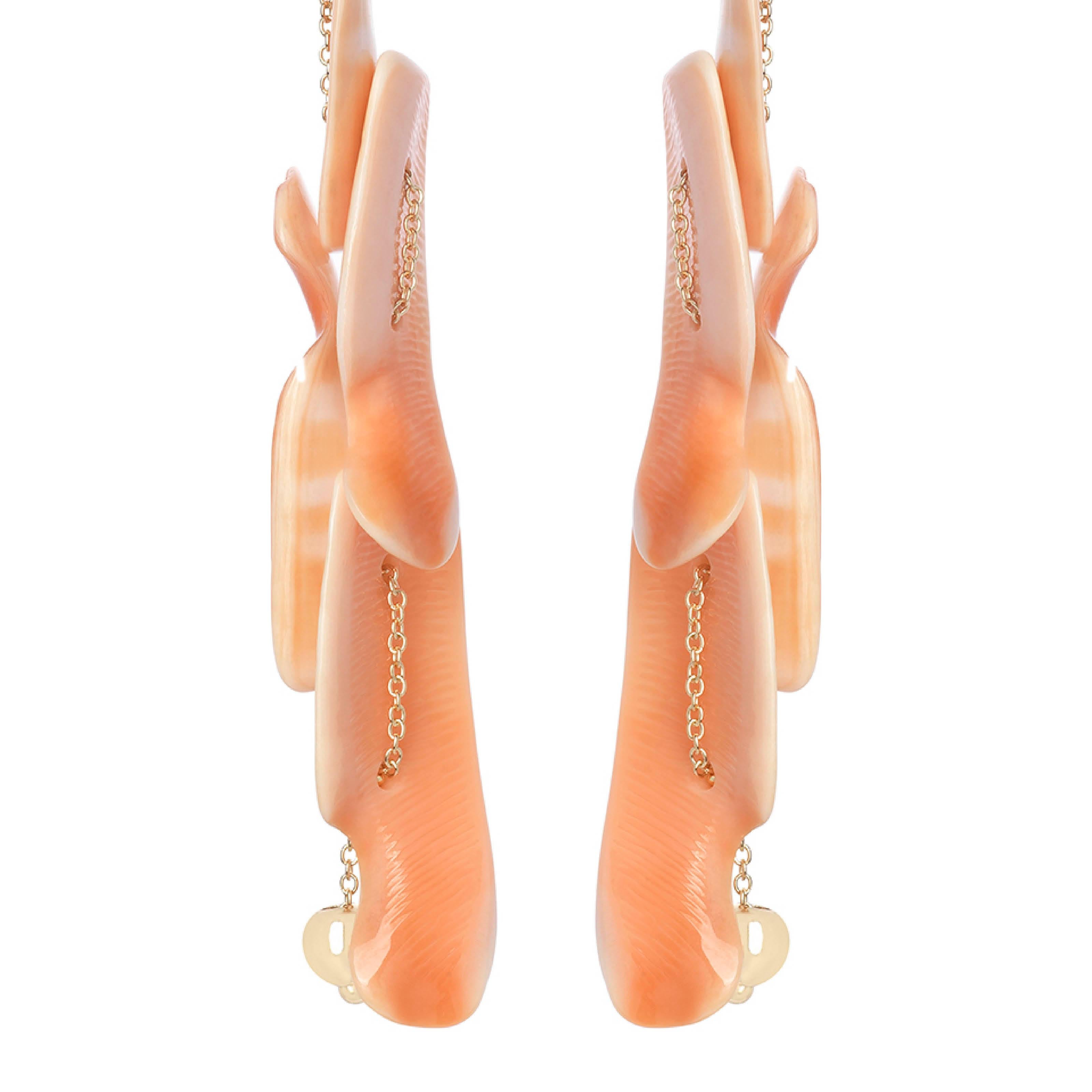 Nathalie Jean Contemporary Boucles d'oreilles pendantes en or jaune 18 carats en forme de coquillage Unisexe en vente