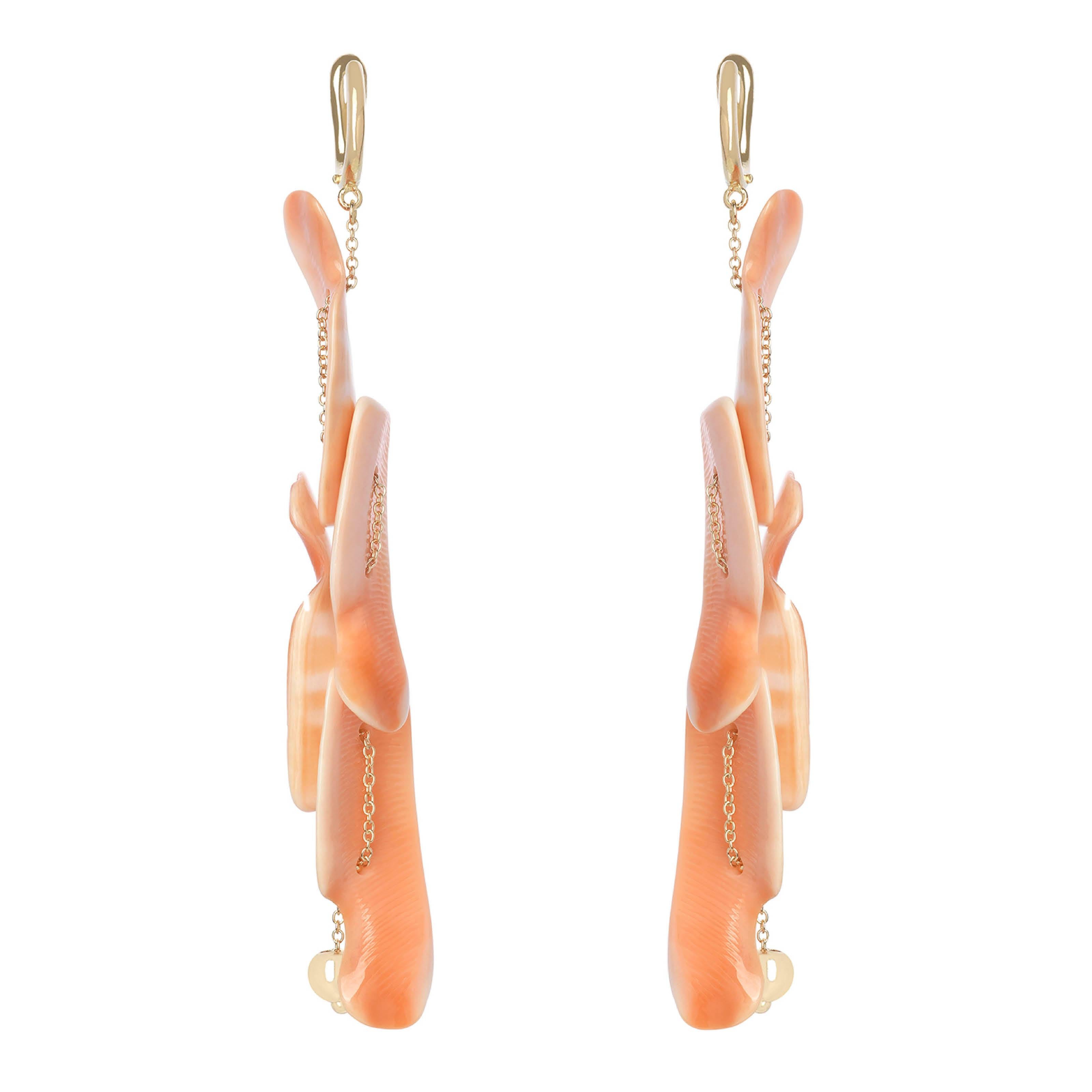 Nathalie Jean Contemporary Boucles d'oreilles pendantes en or jaune 18 carats en forme de coquillage en vente 1